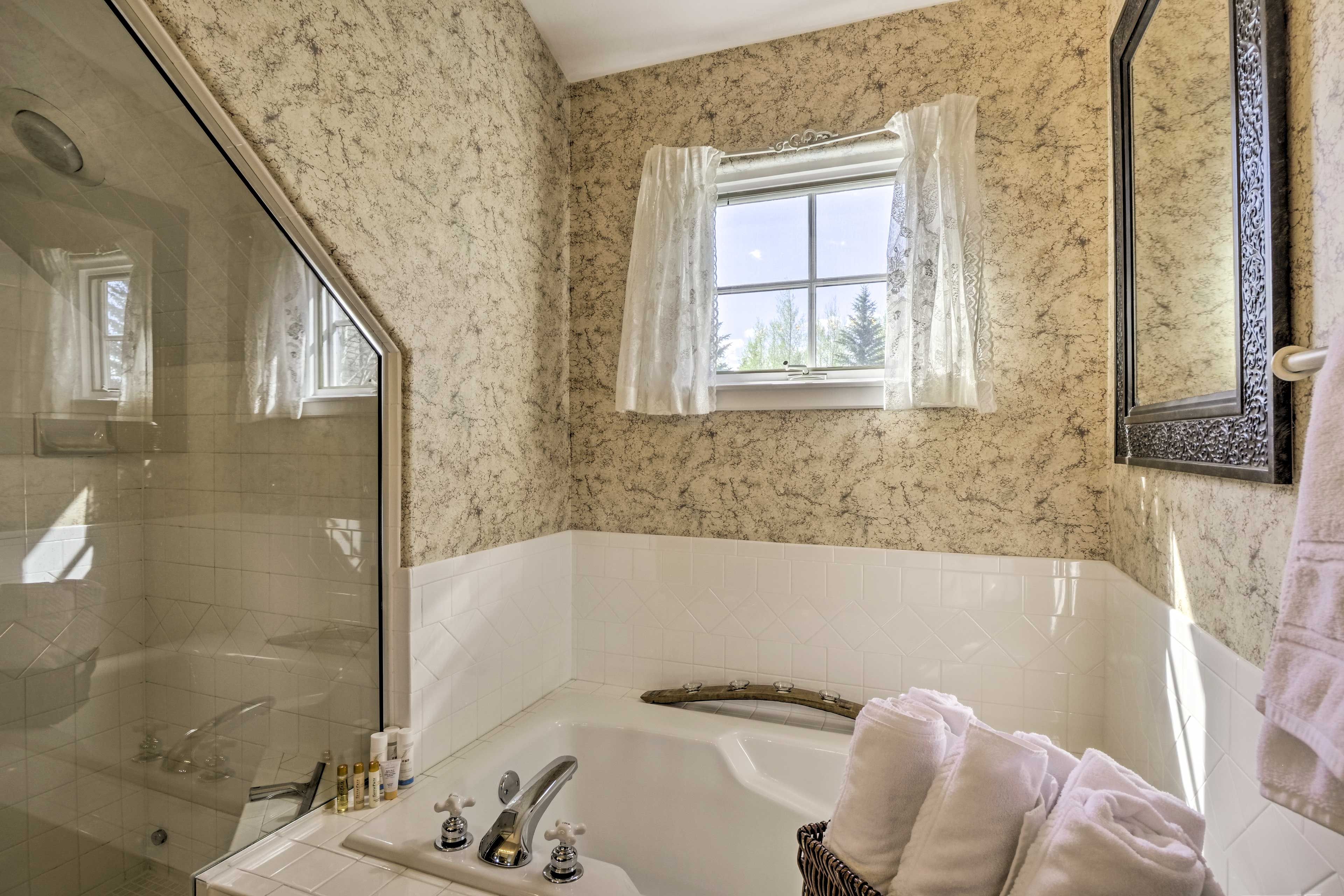 Choose between a long soak in the tub or a quick rinse in the walk-in shower!