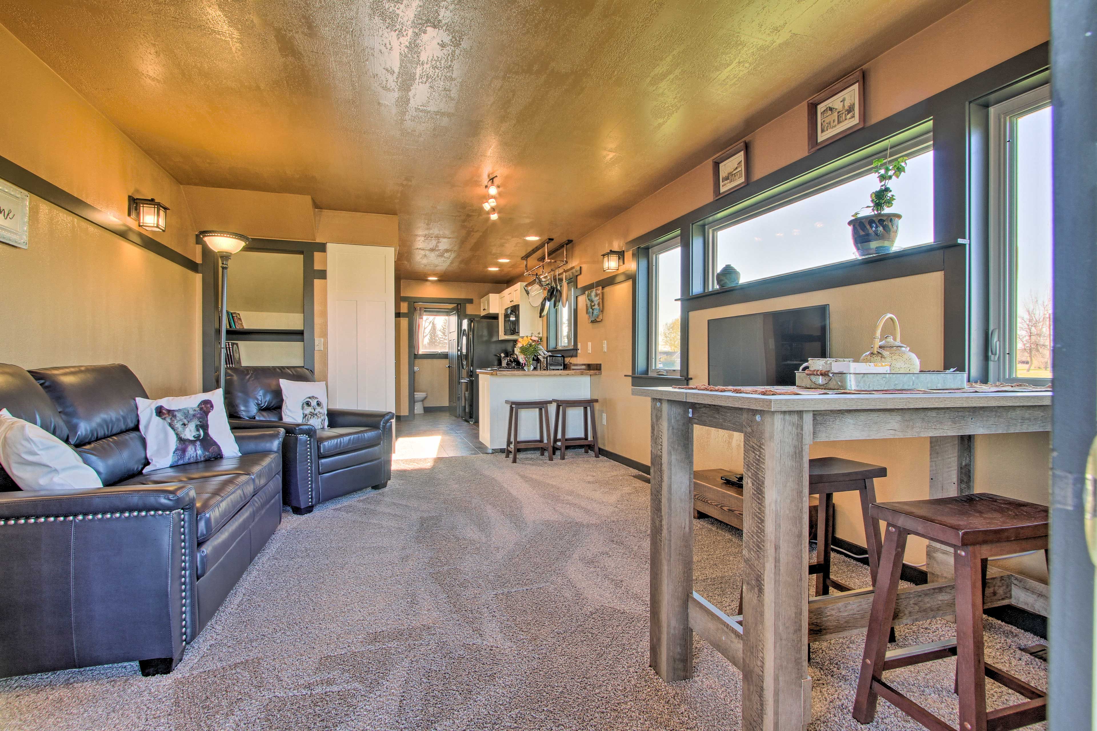 Living Room | Free WiFi | Cable TV | Central A/C & Heat