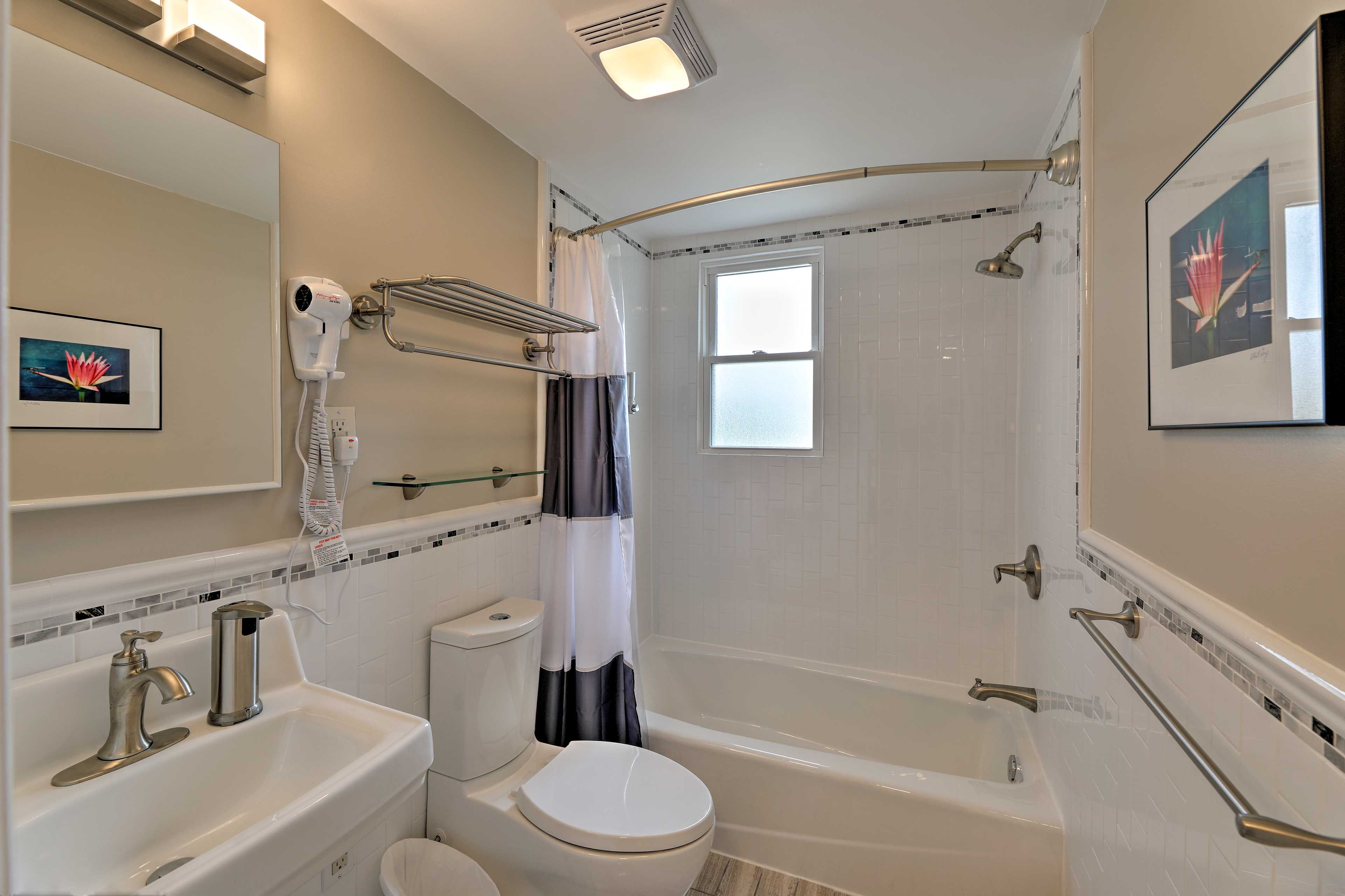 Full Bathroom | Shower/Tub Combo