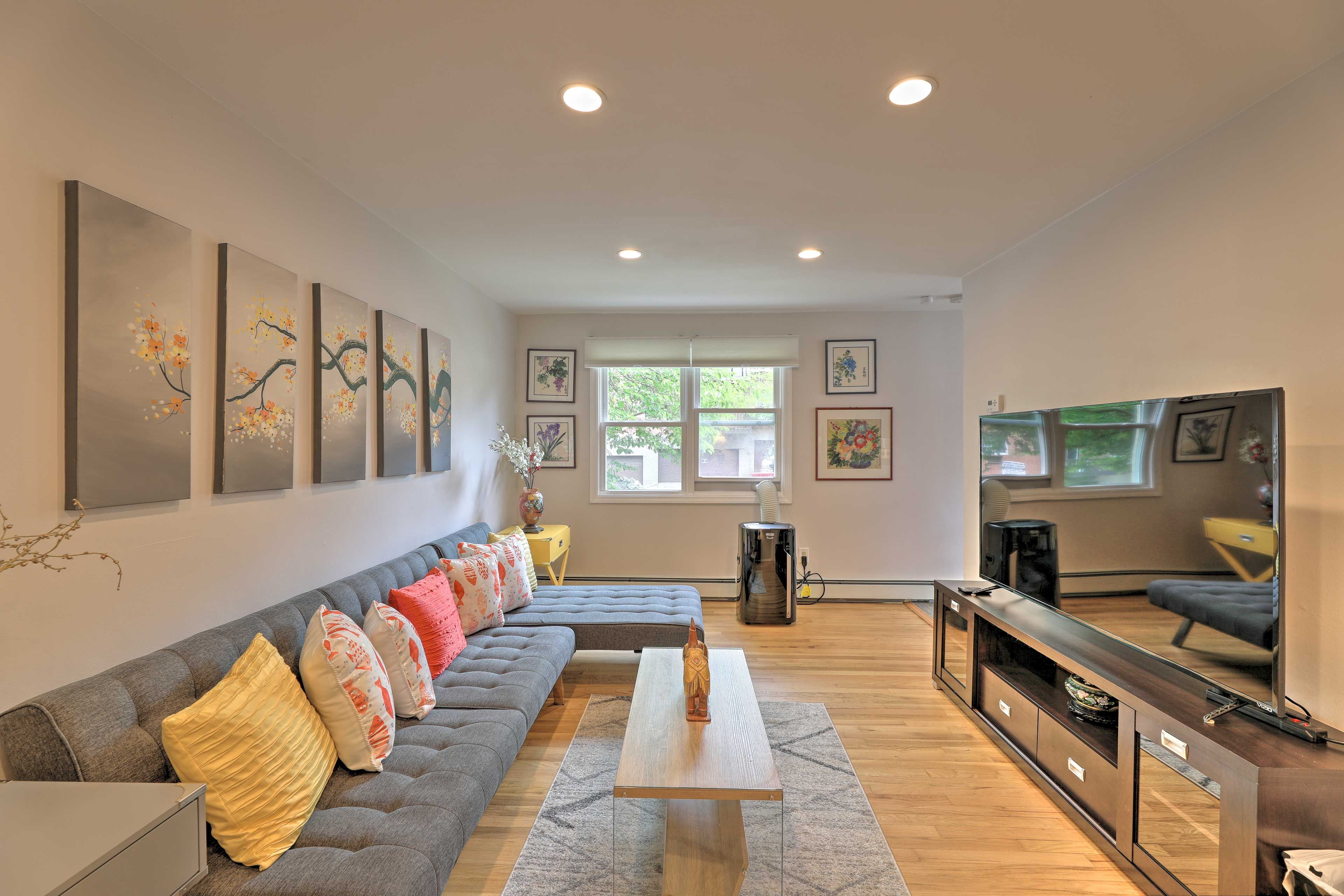Living Room | Smart TV | Hardwood Floors | Air Conditioning