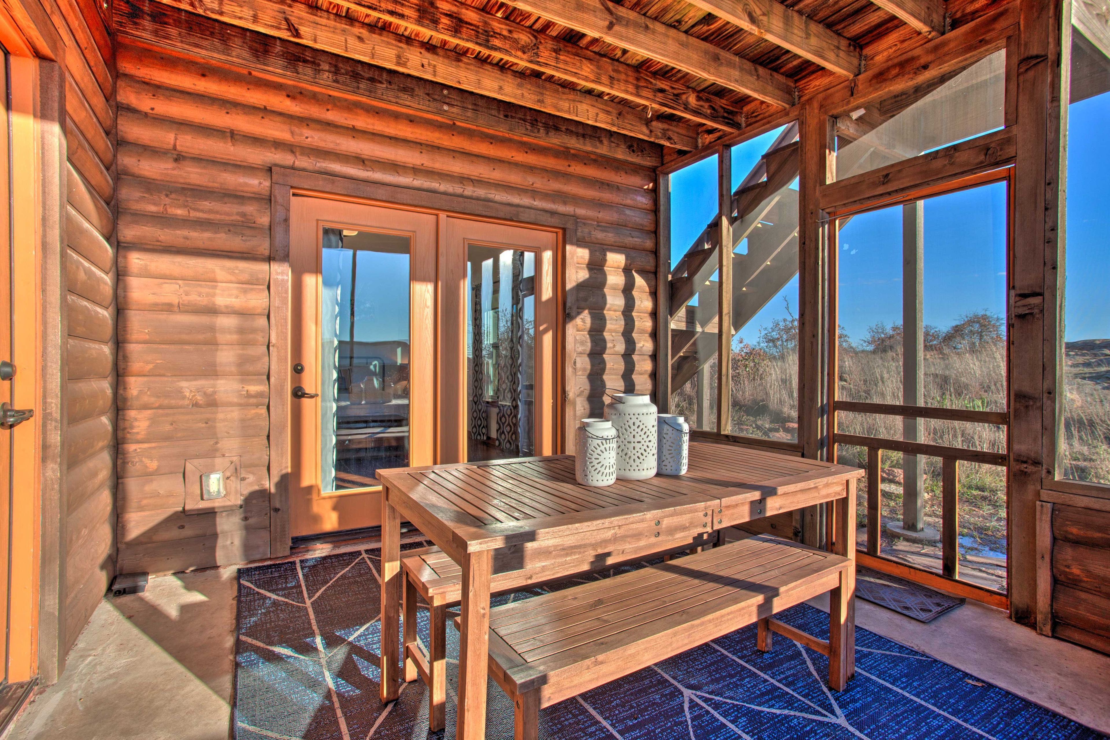 Outdoor Dining | Screened-In Porch