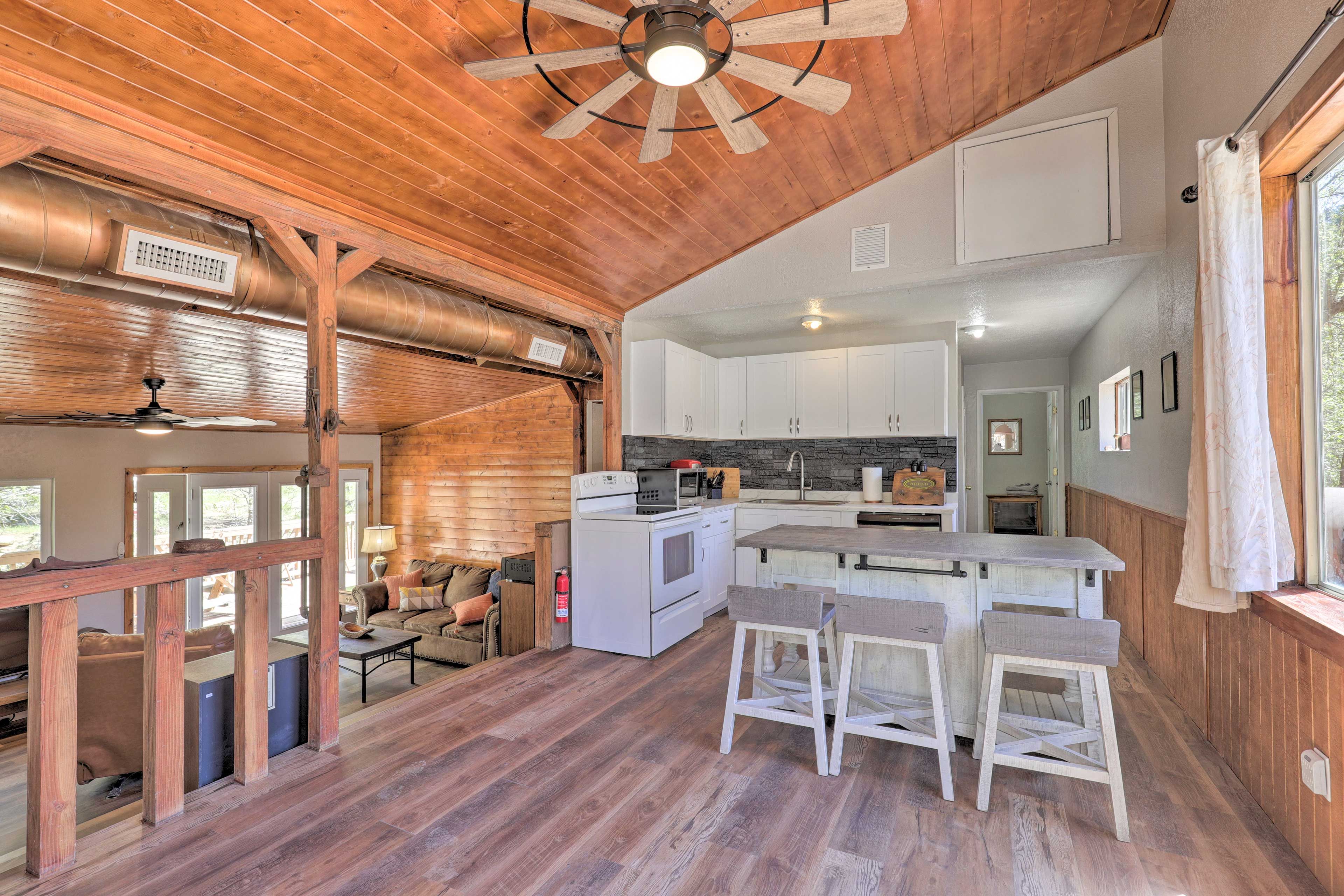 Kitchen | 1,300 Sq Ft | 5 Mi to Oro Belle Ghost Town