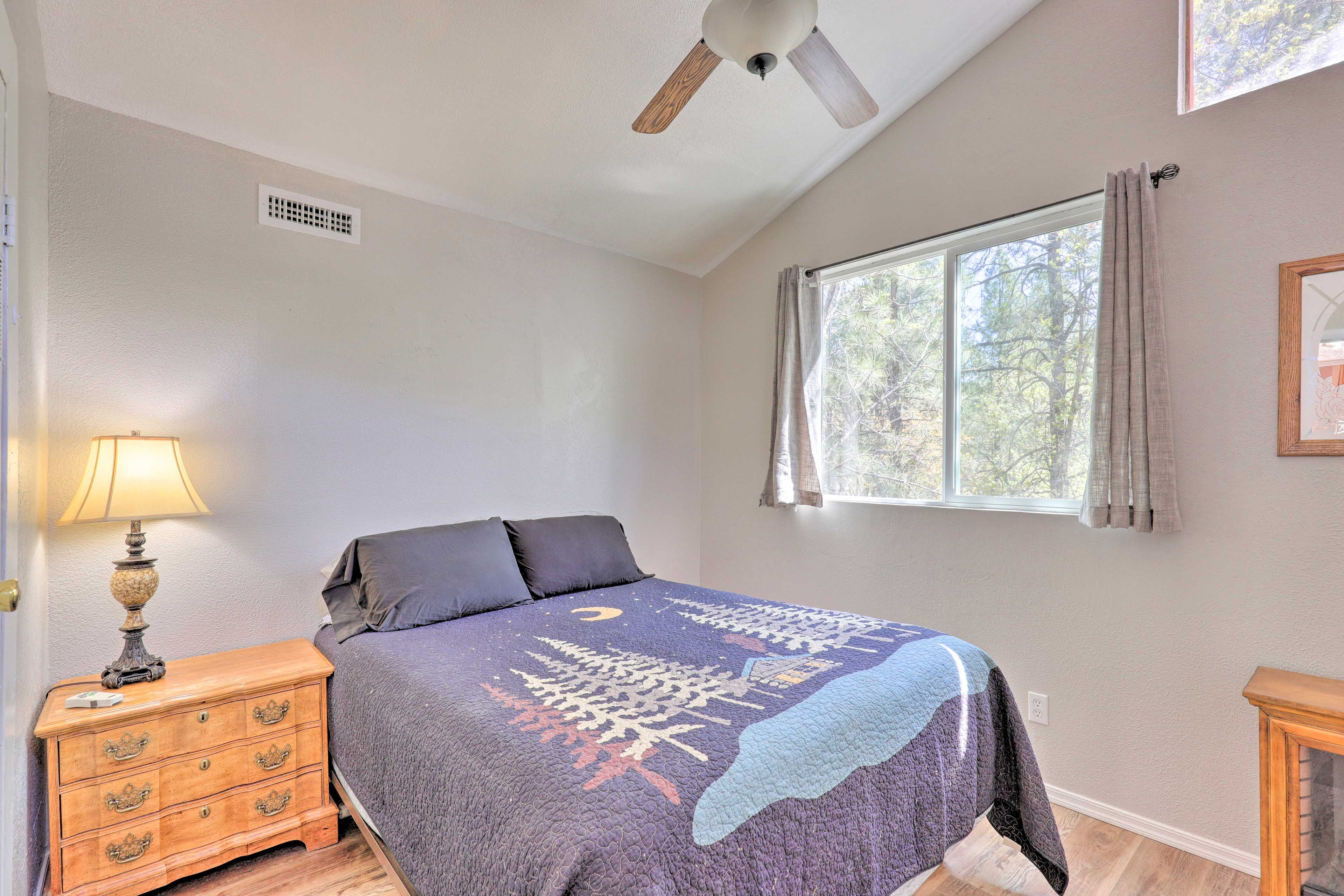 Bedroom 1 | Queen Bed