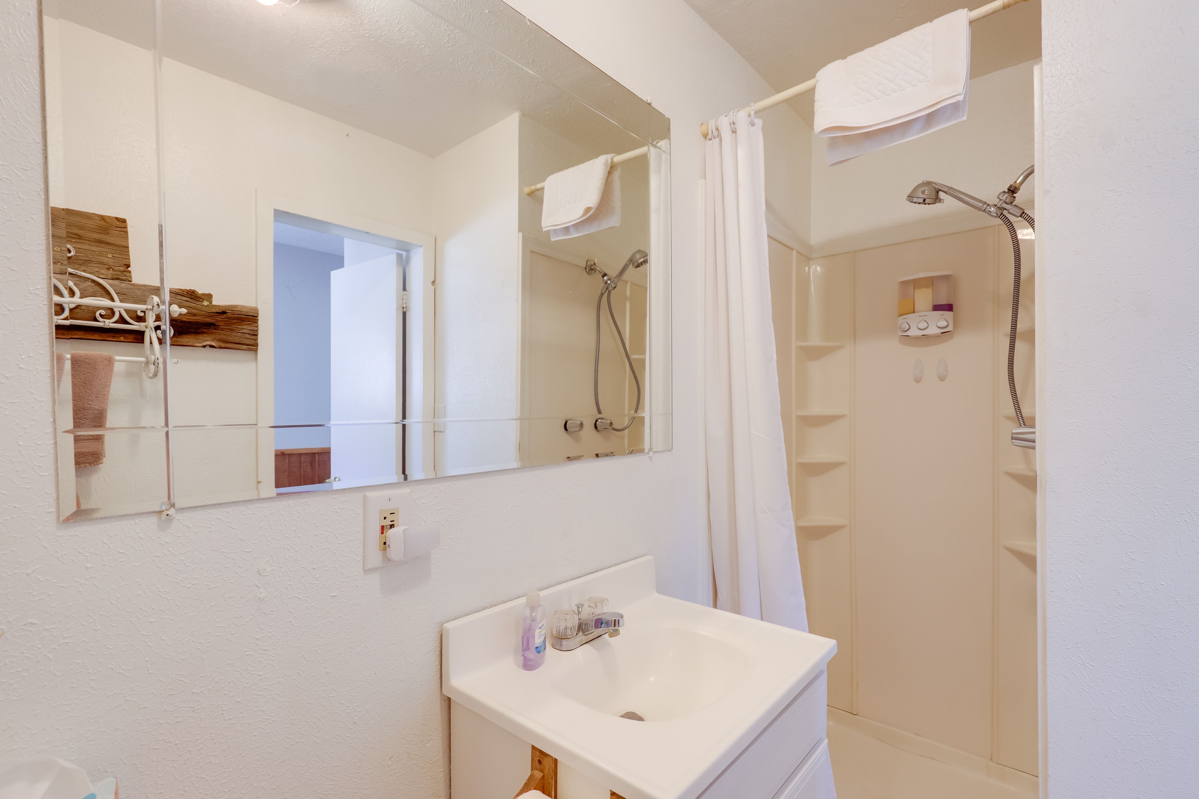 Bathroom | Complimentary Toiletries | Towels Provided
