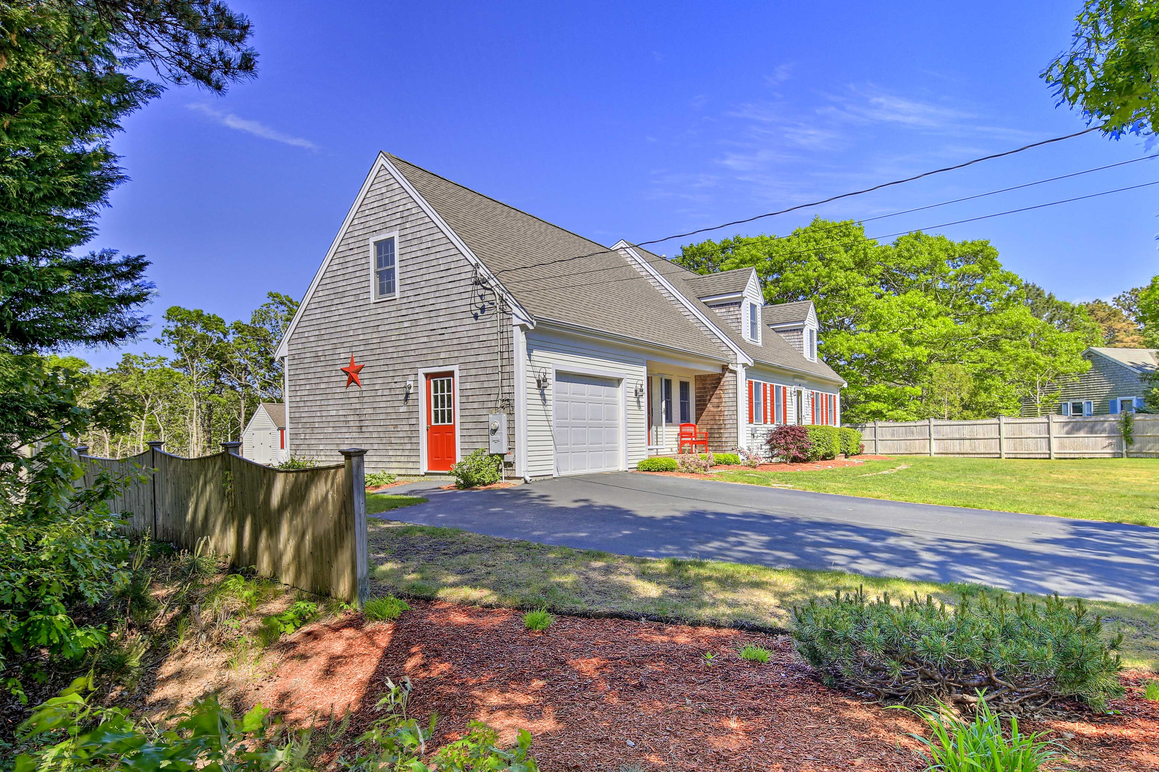 There's ample parking available in the driveway.