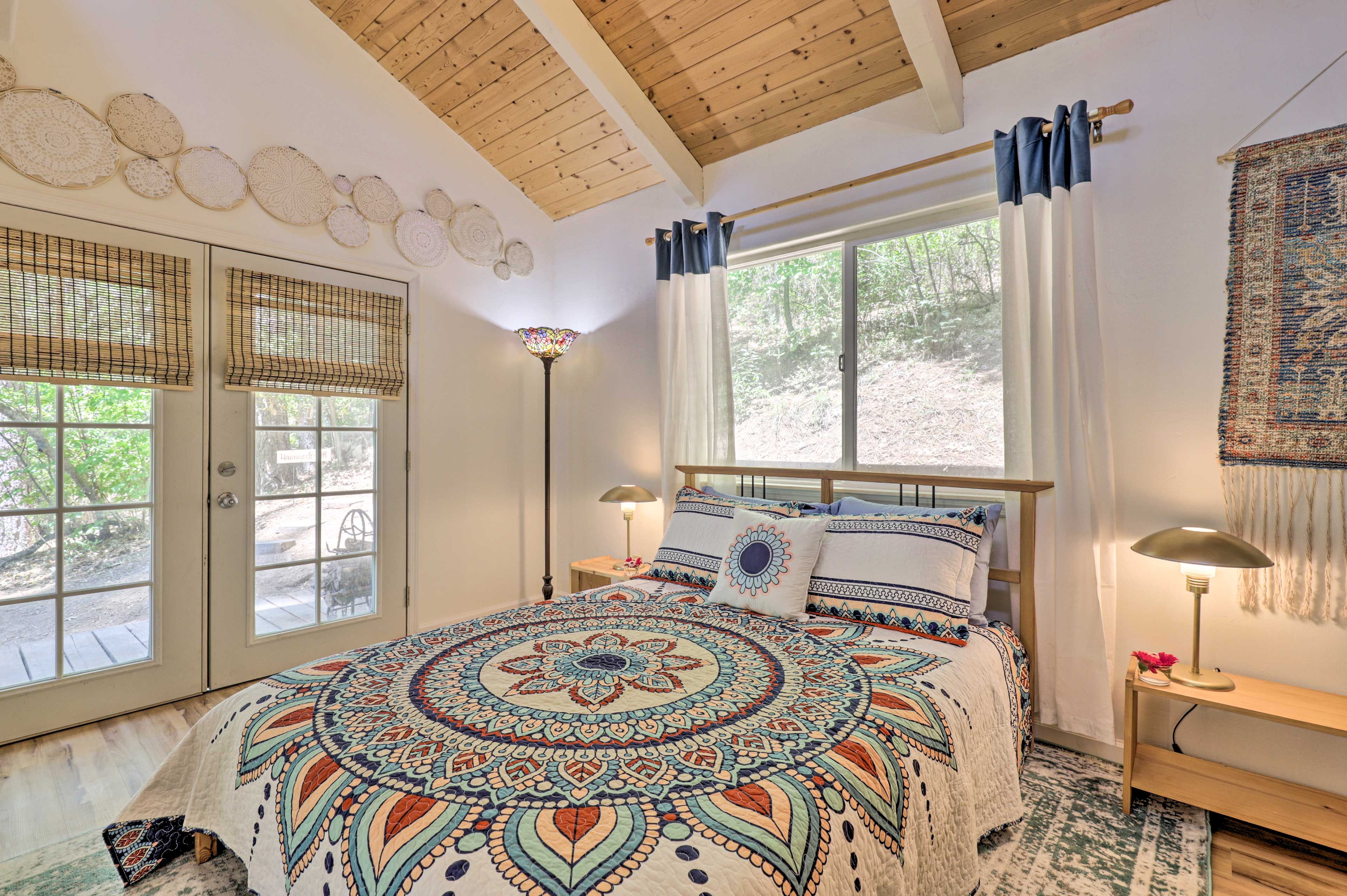 Bedroom 1 | Queen Bed | Linens & Towels