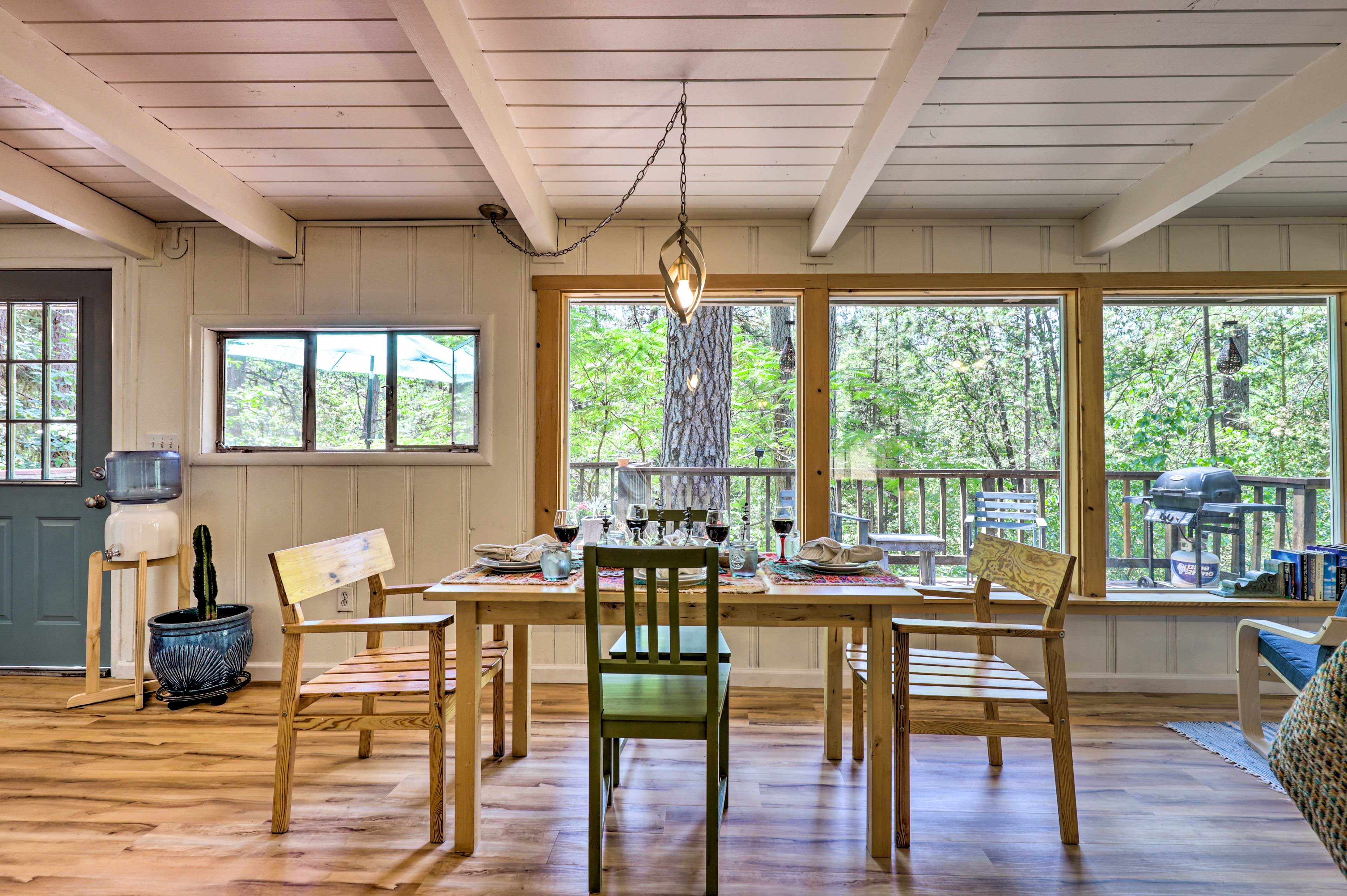 Dining Area | Dishware & Flatware | Redwood Views