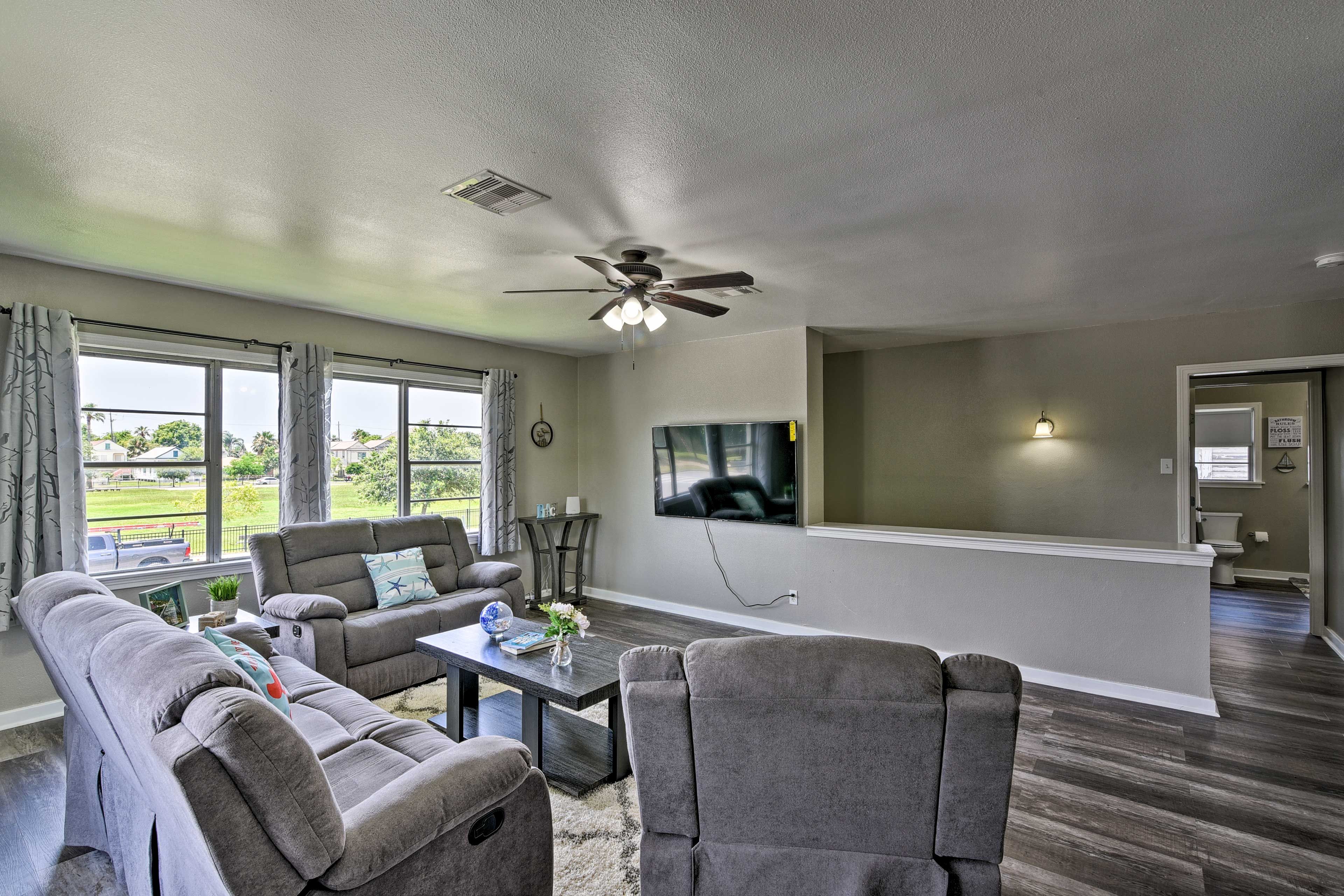 Living Room | Free WiFi | Central A/C