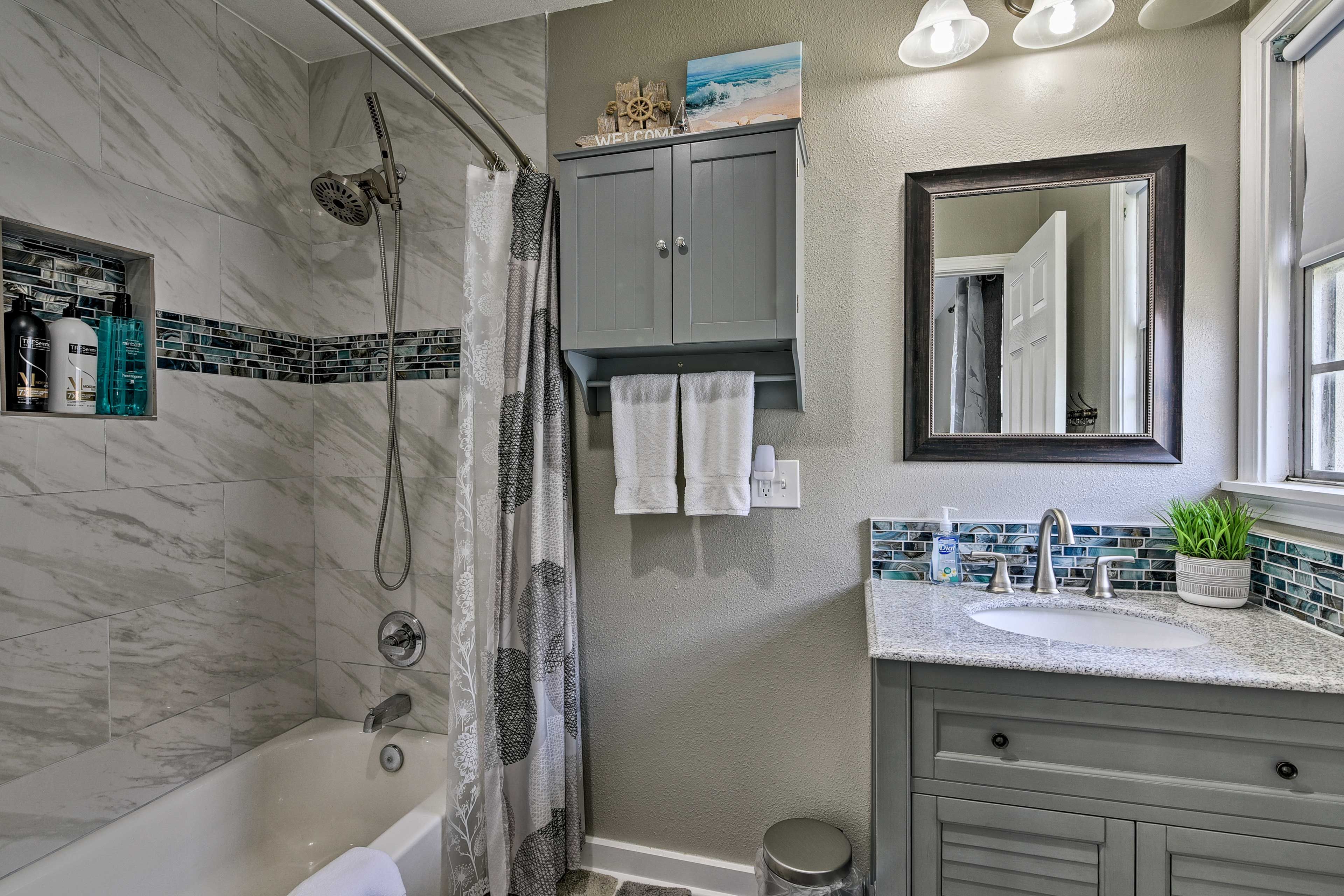 Full Bathroom | Complimentary Toiletries