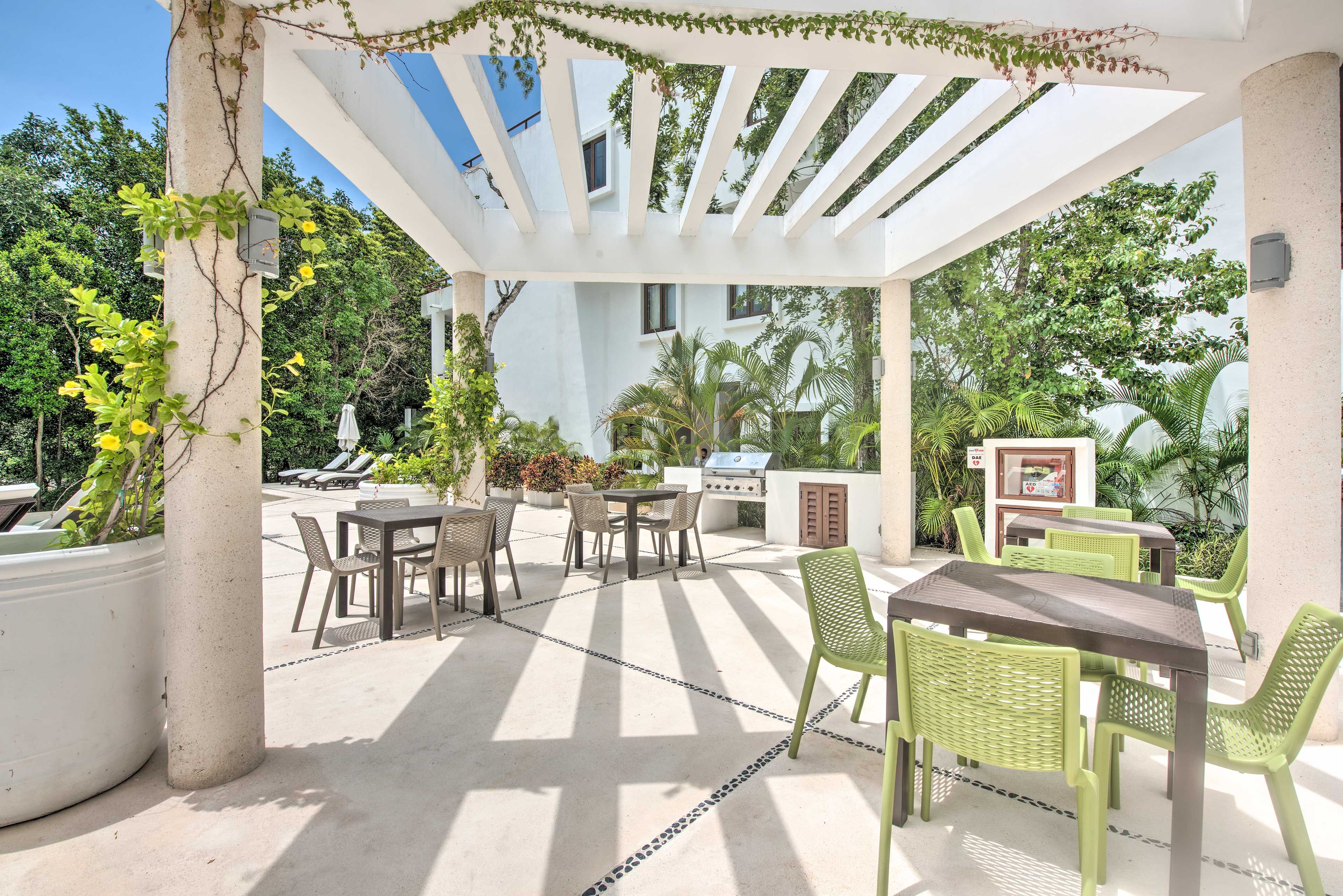 Community Amenities | Outdoor Dining Area