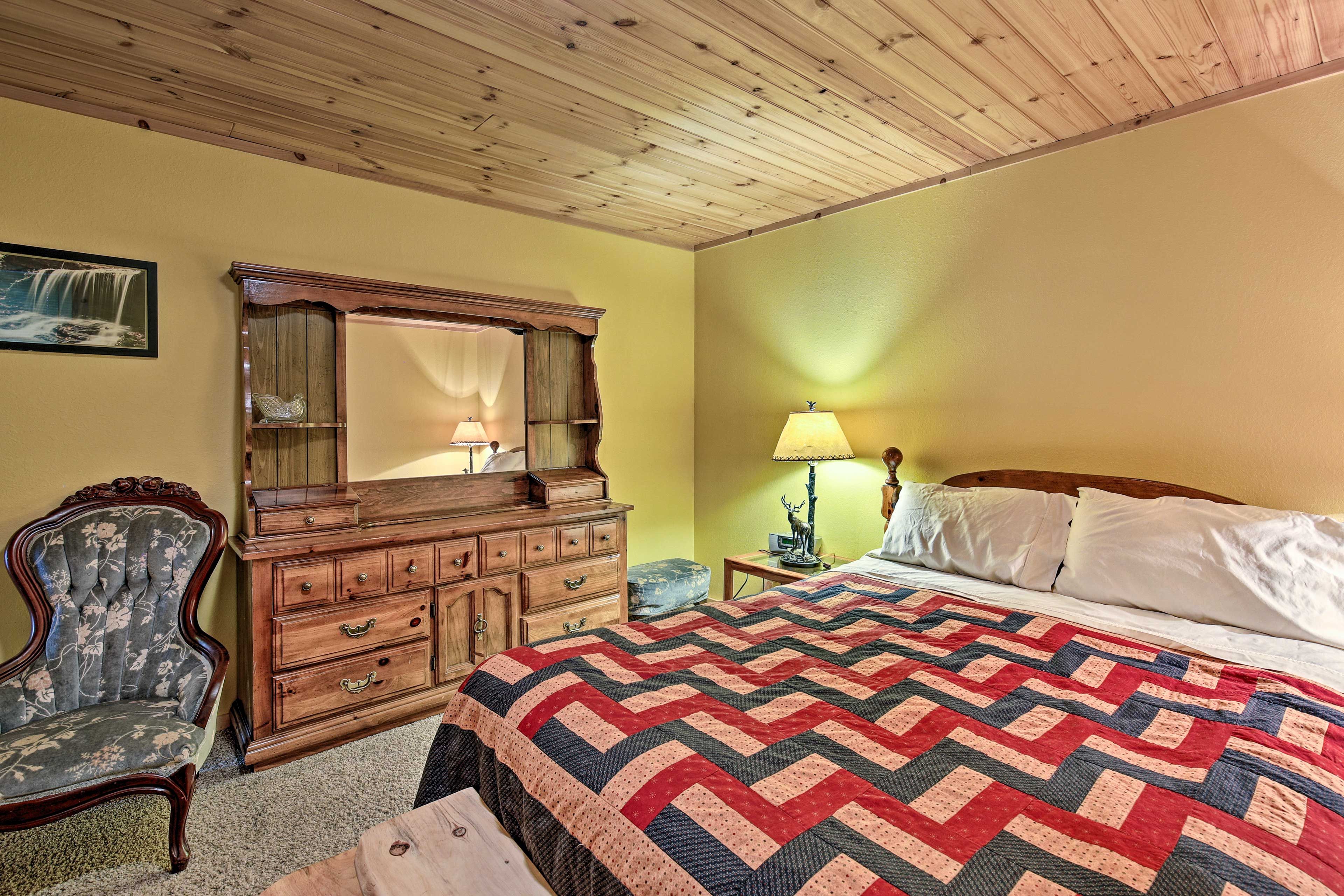 Bedroom 4 | Queen Bed