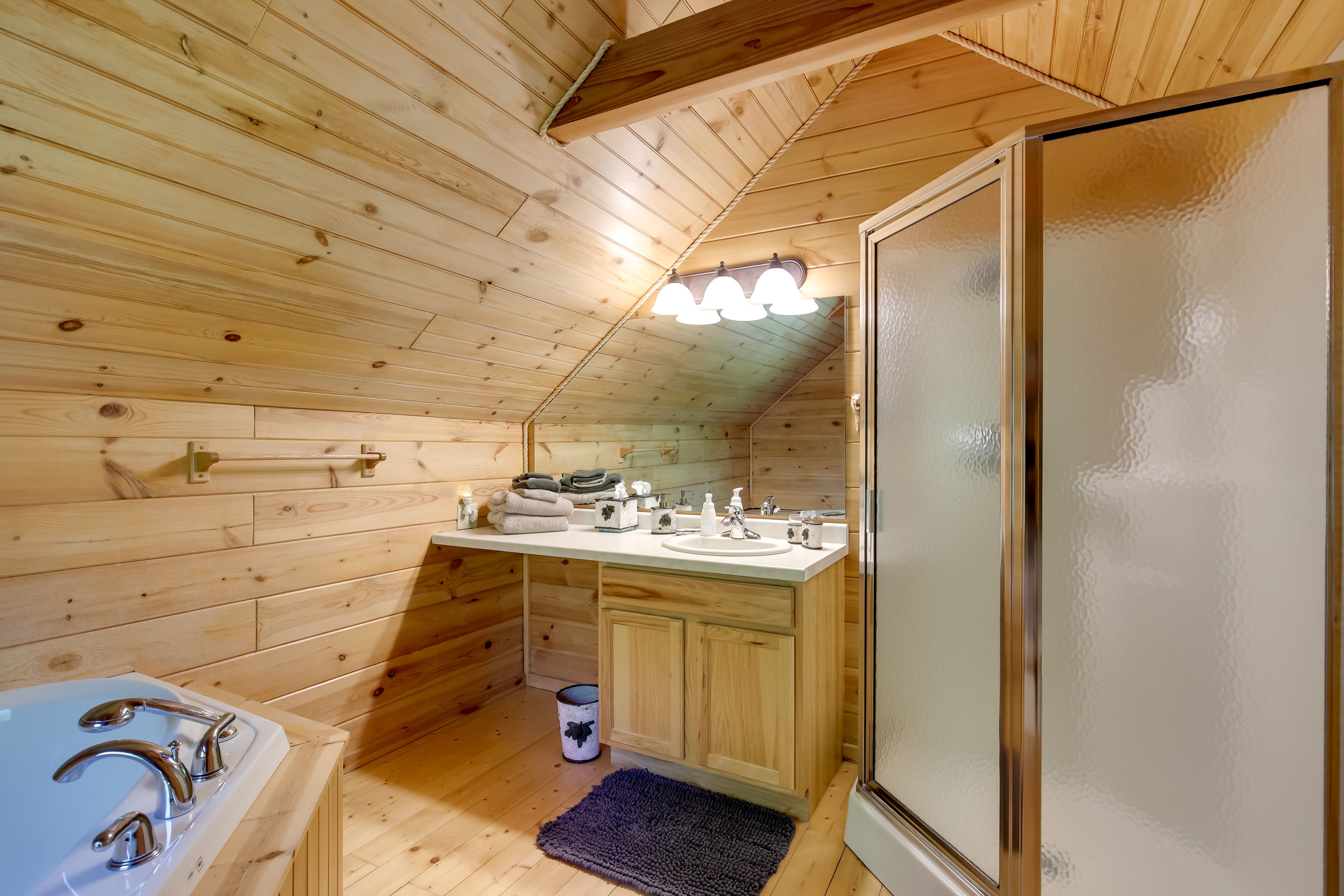 En-Suite Bathroom | Towels Provided