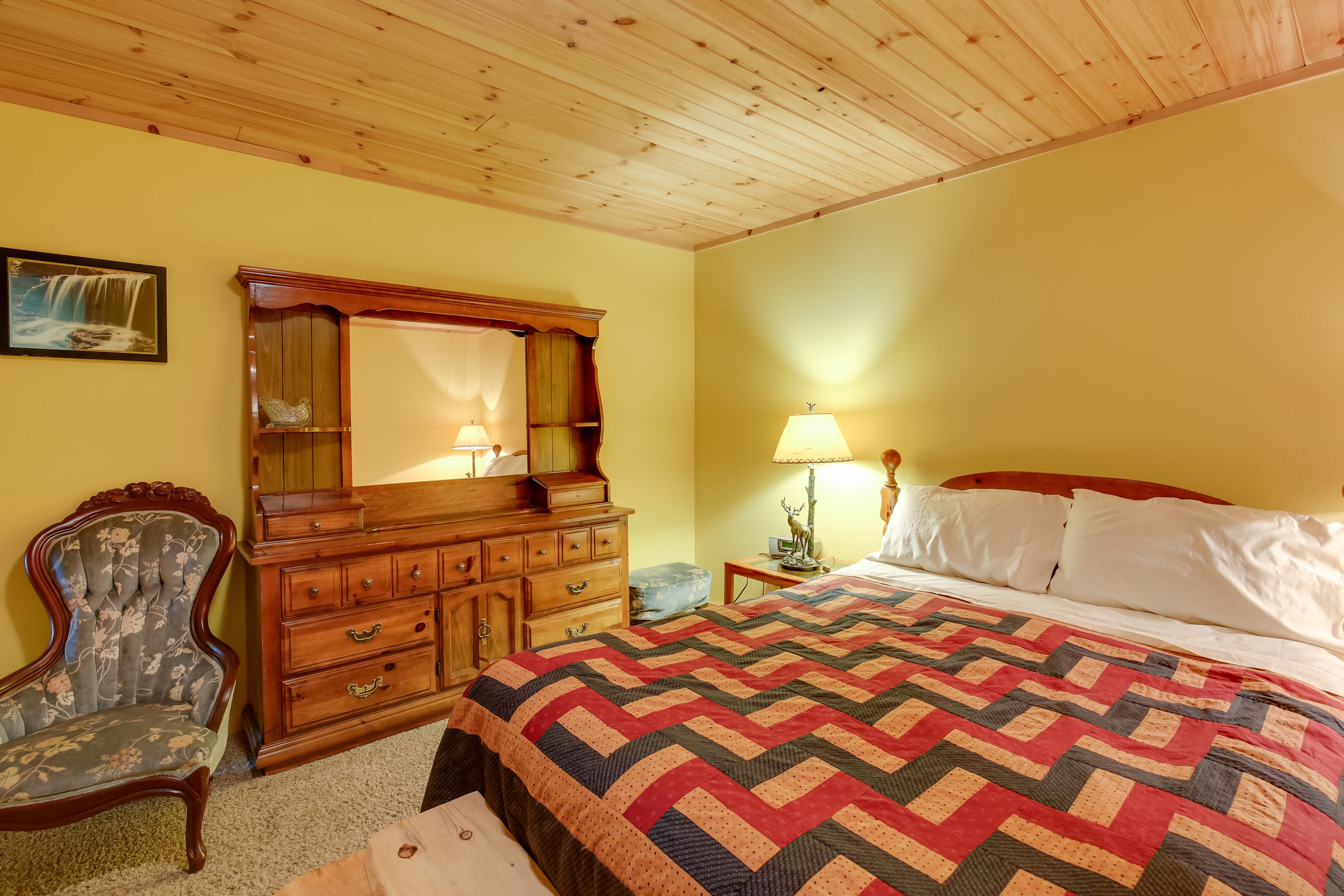 Bedroom 4 | Queen Bed