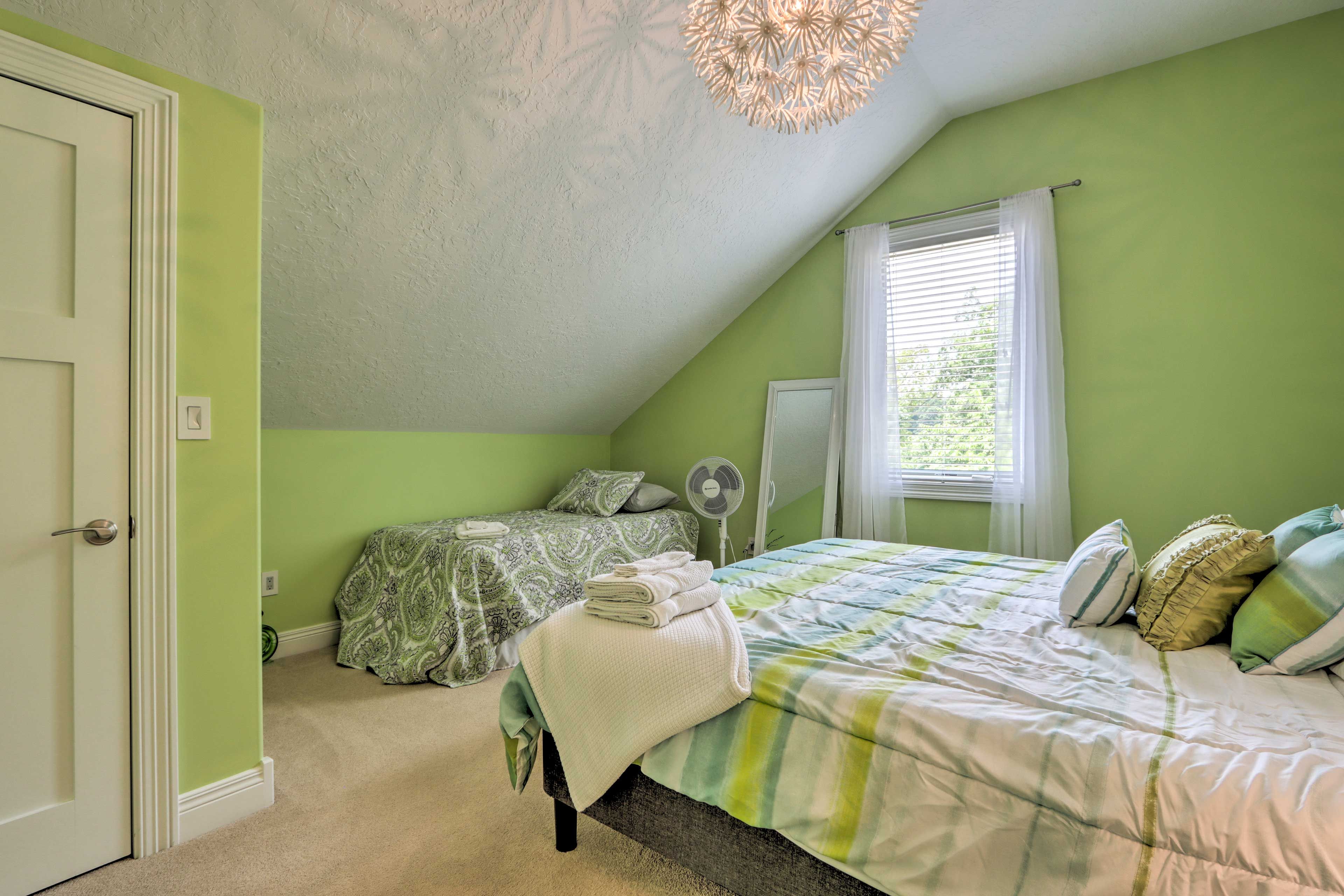 Bedroom 2 | King Bed | Twin Bed