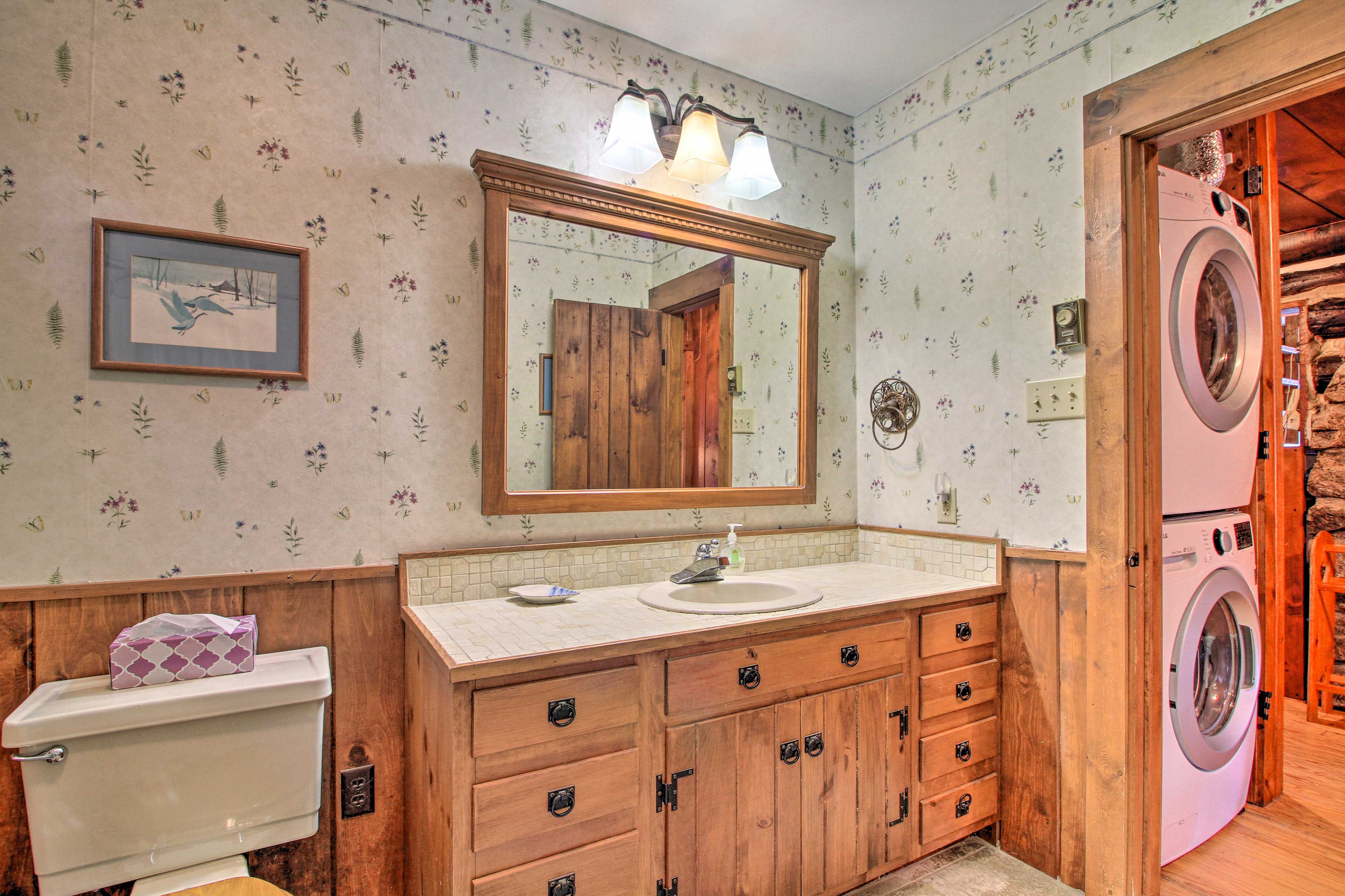Full Bathroom | Towels Provided