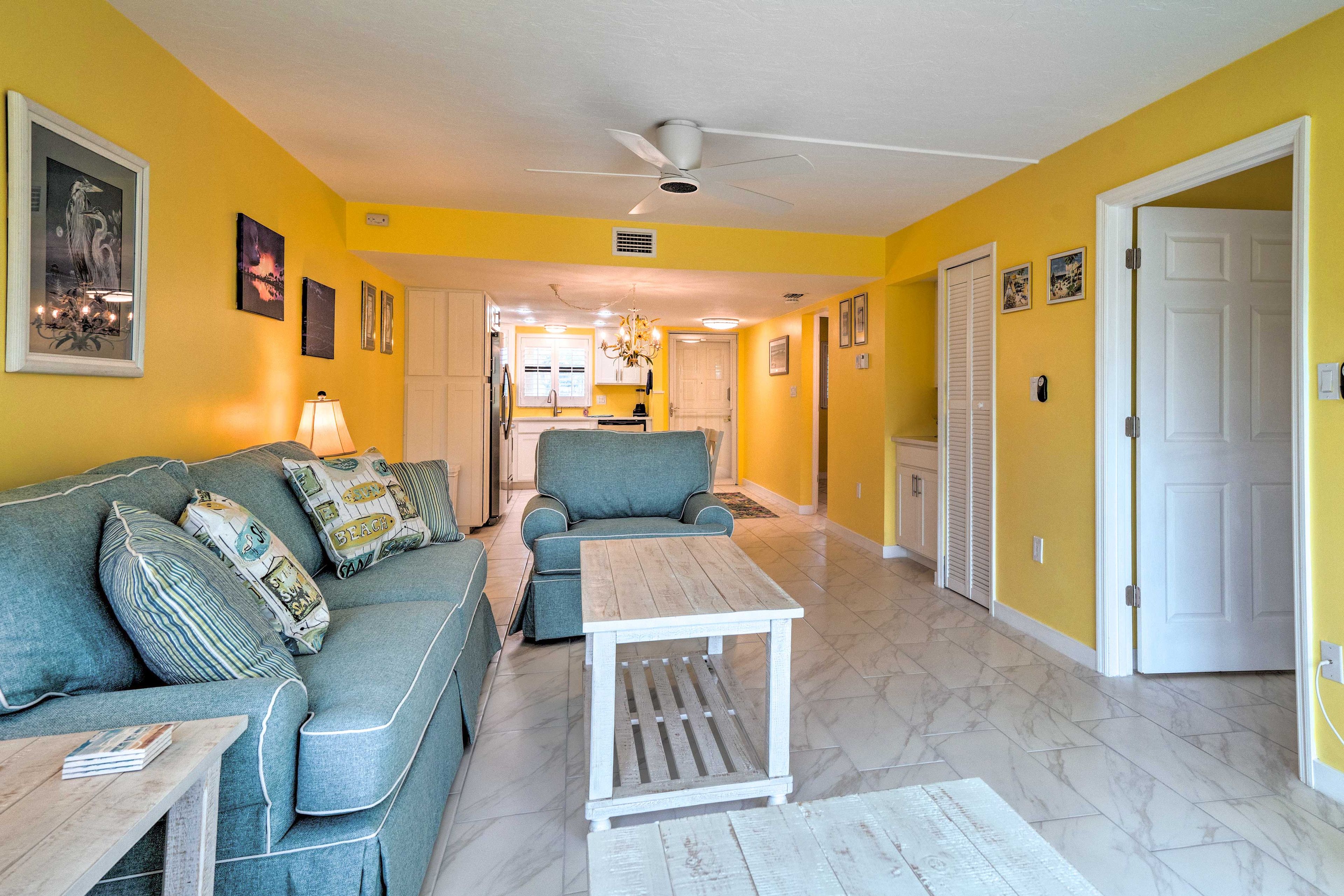 Living Room | Sleeper Sofa | Free WiFi | Central A/C & Heating