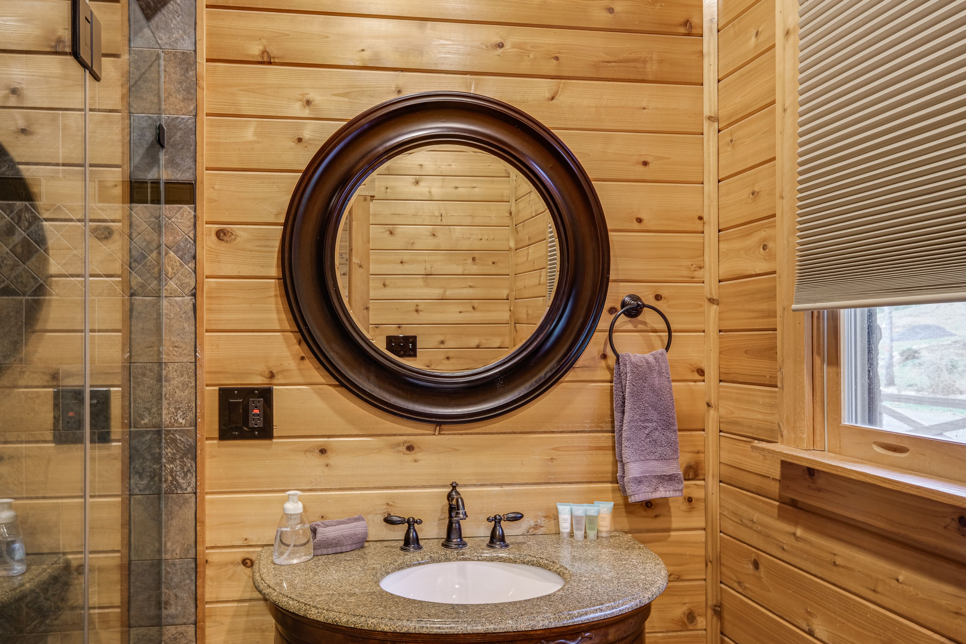 Bathroom | 2nd Floor