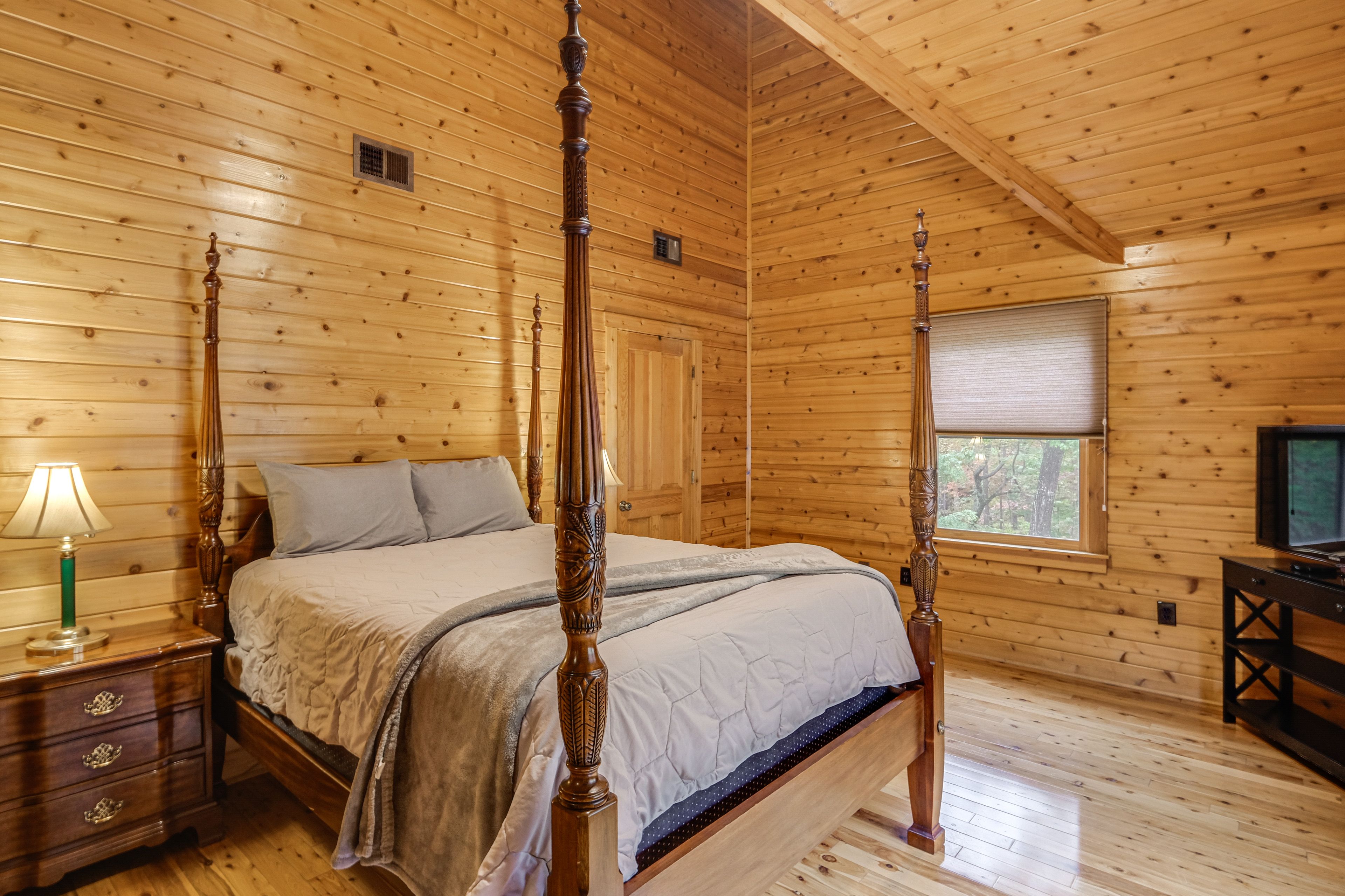 Bedroom 4 | Queen Bed