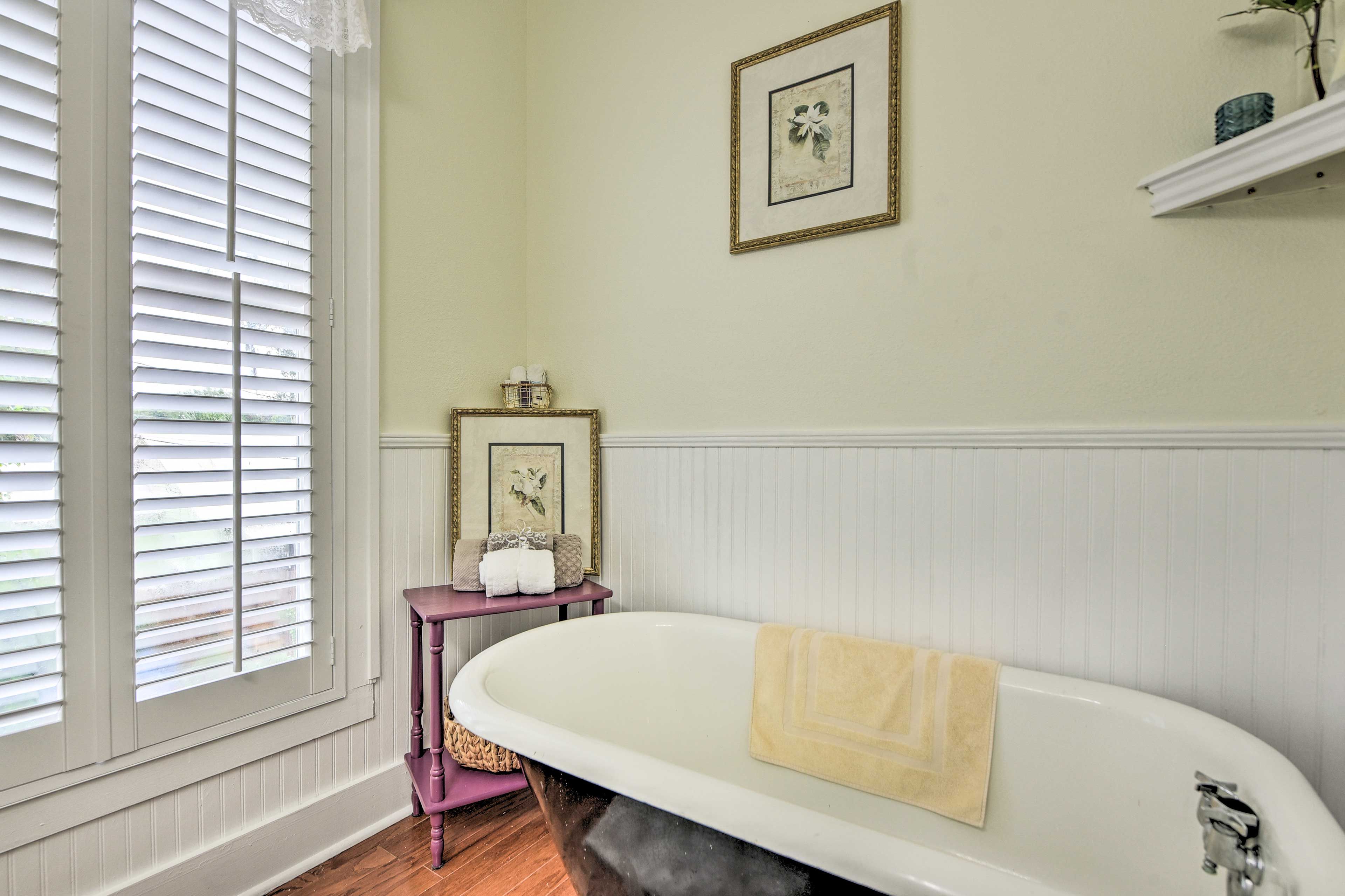Full Bathroom | Clawfoot Tub