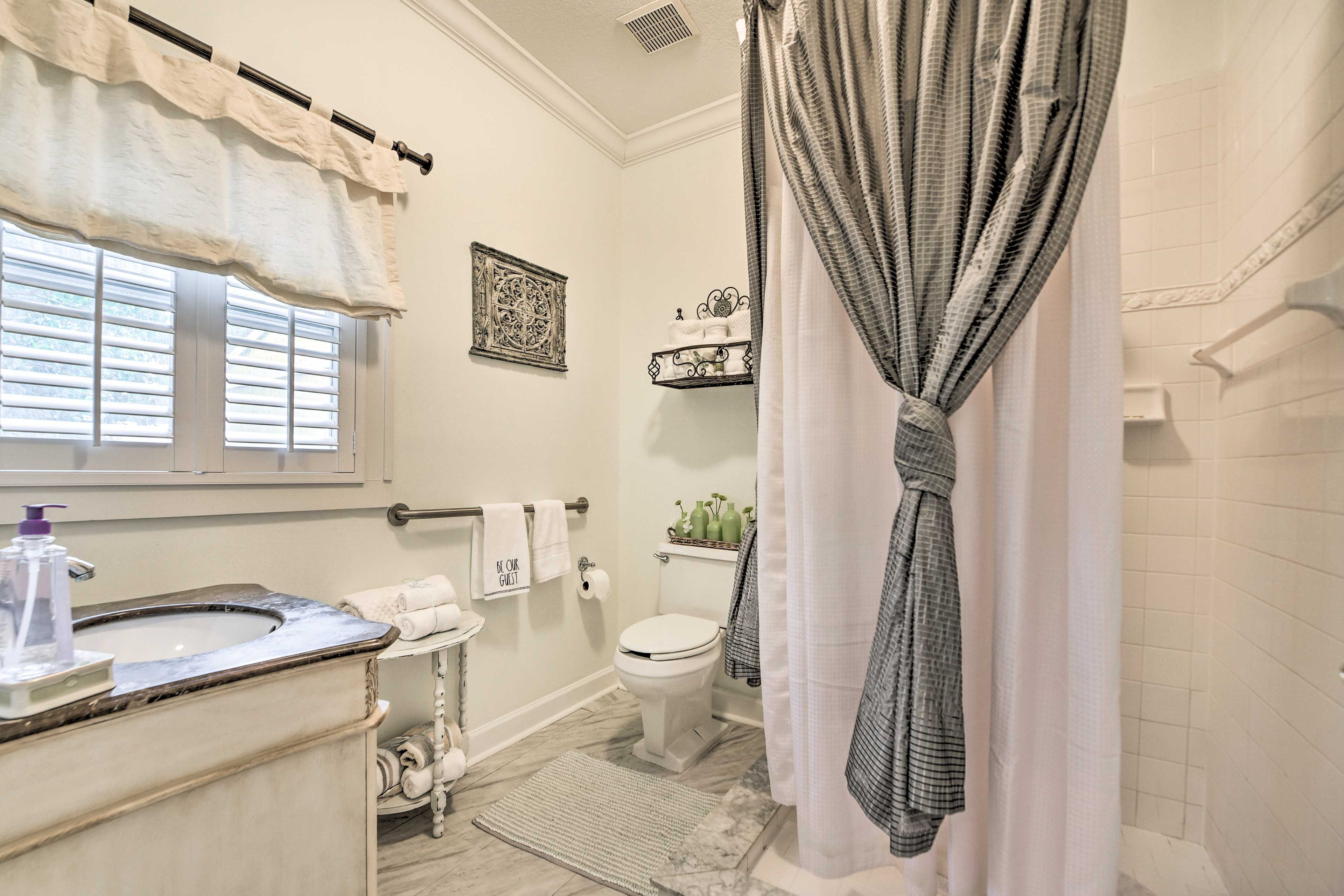 Full Bathroom | Towels Provided