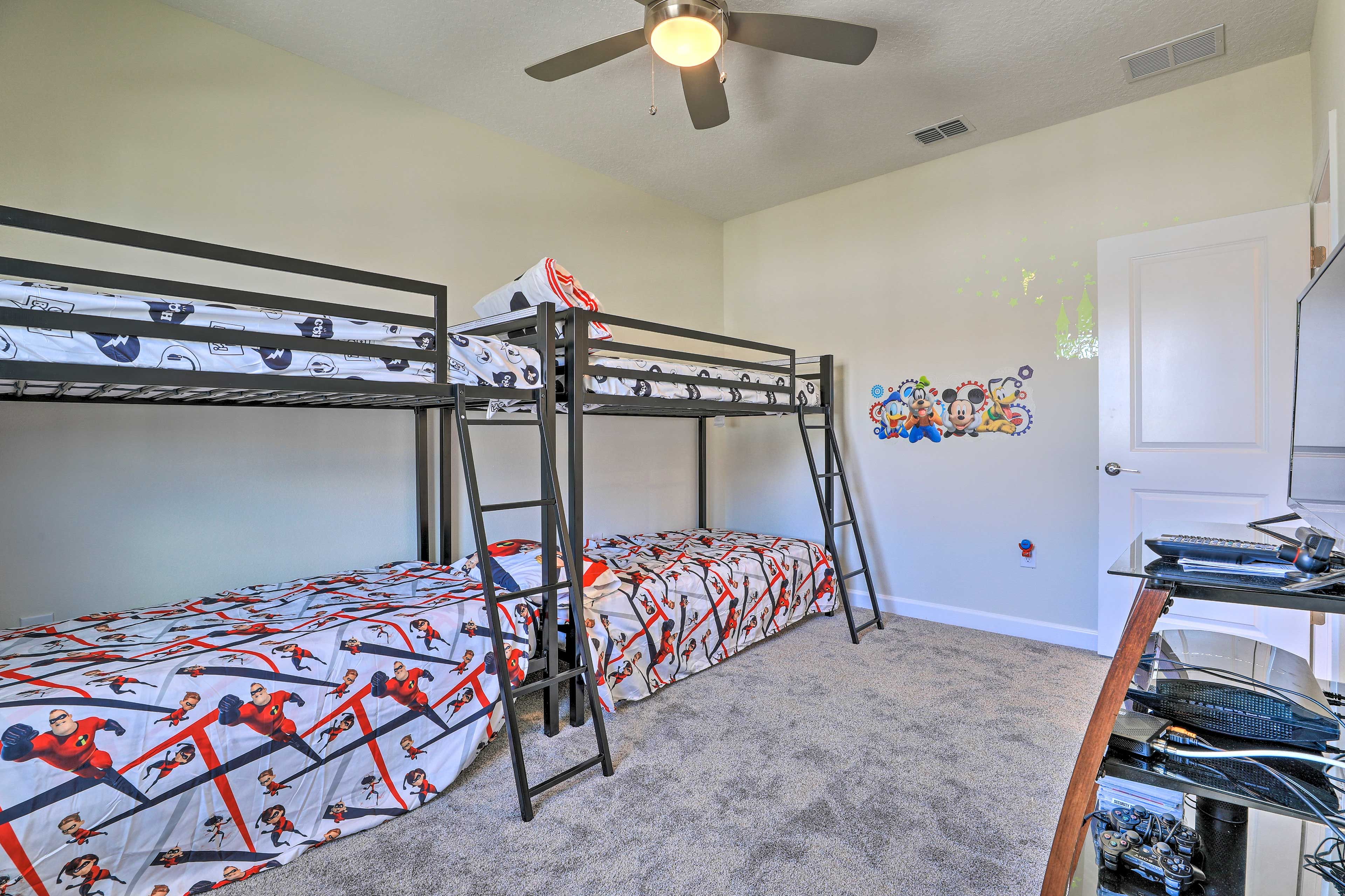 4 Guests can claim the bunk beds.