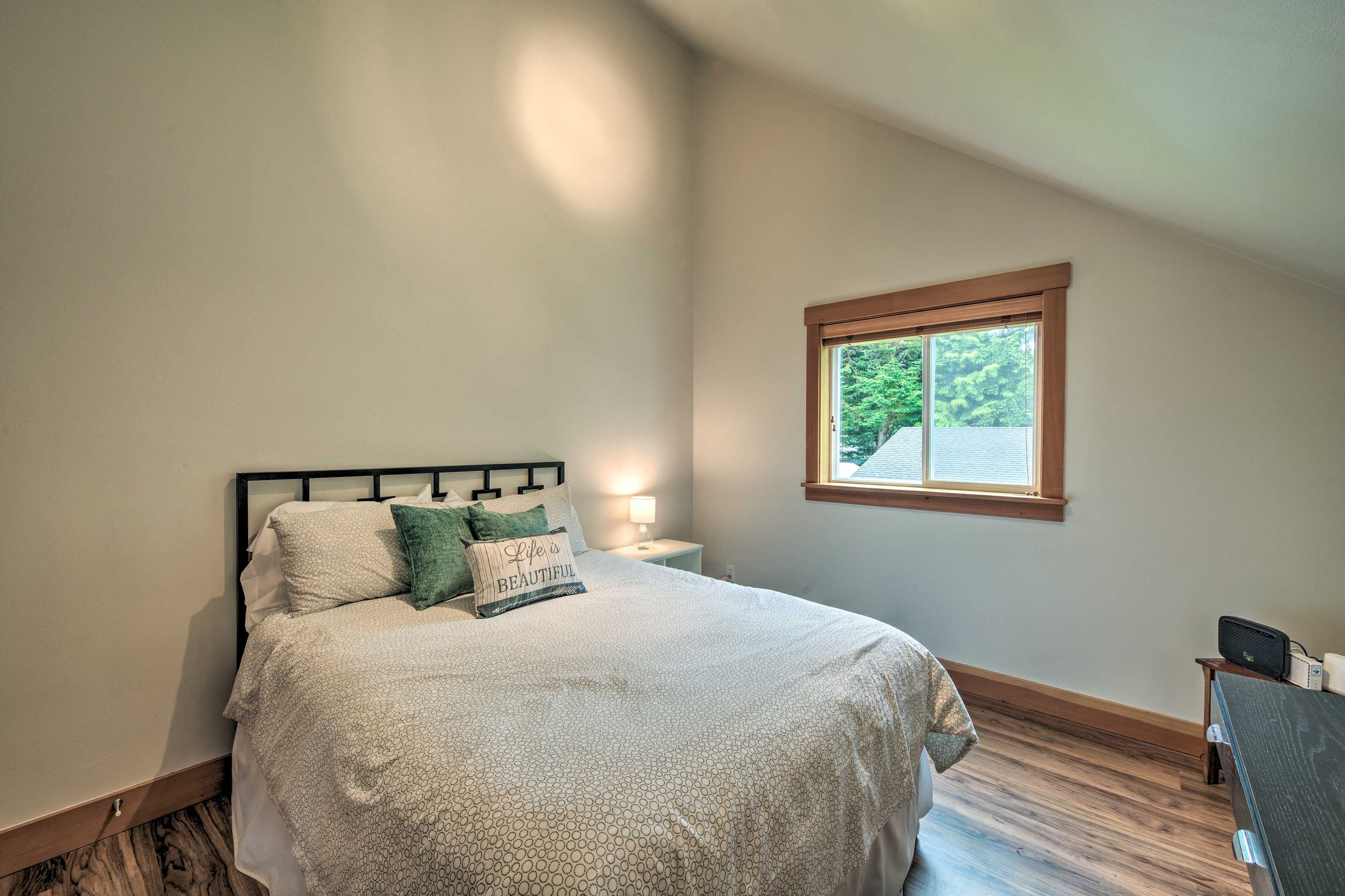 Bedroom 2 | Queen Bed