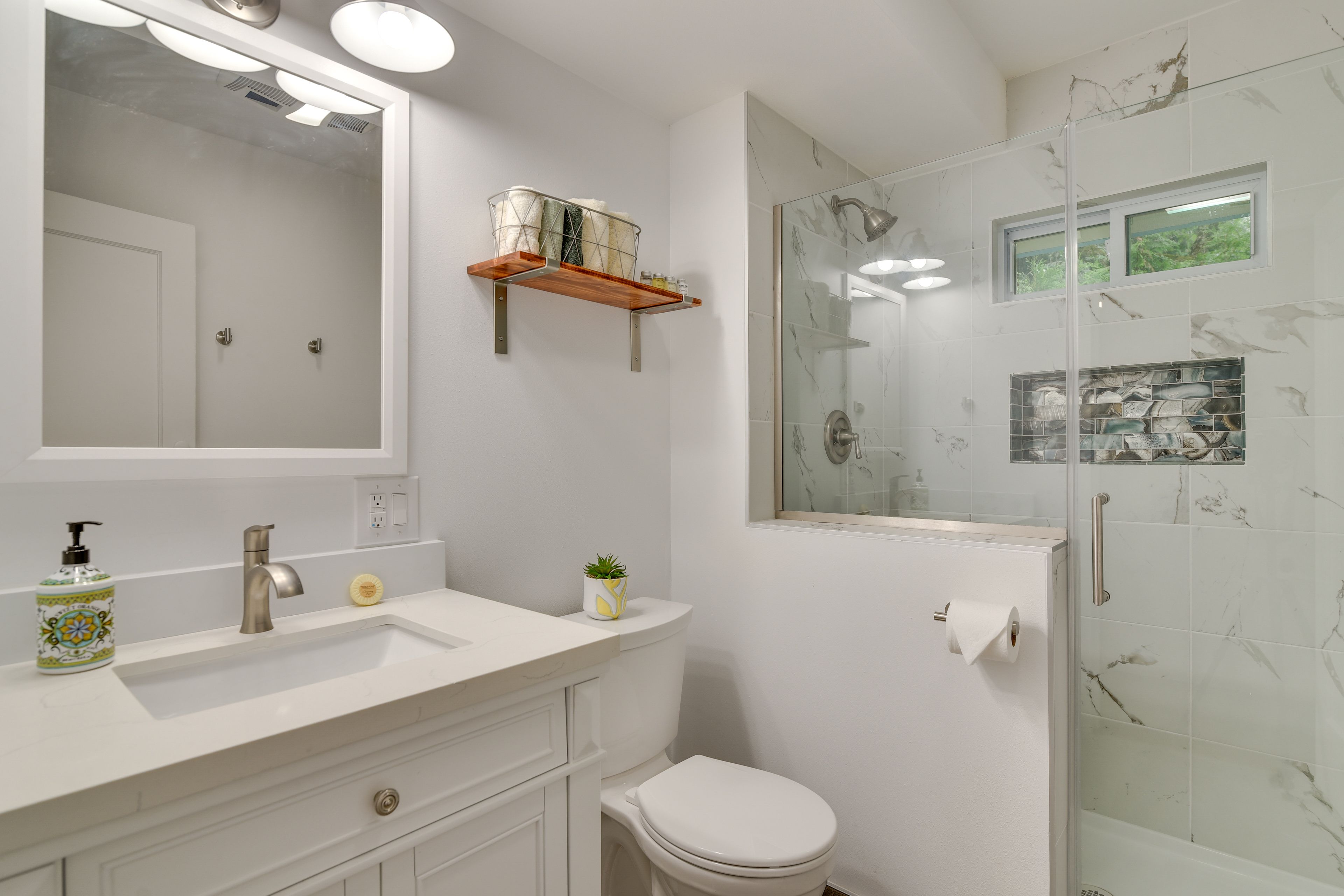 Full Bathroom | Towels Provided