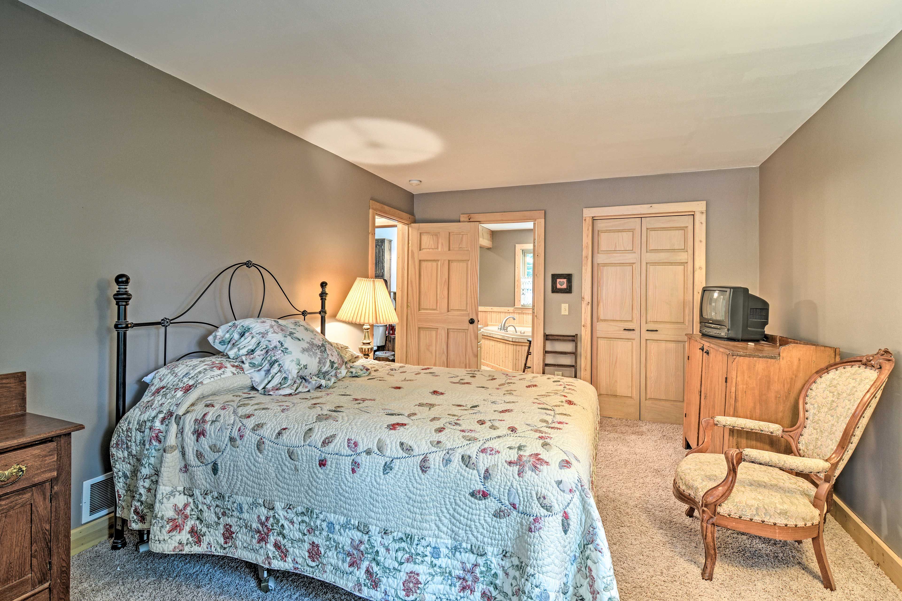 Bedroom 1 | Queen Bed