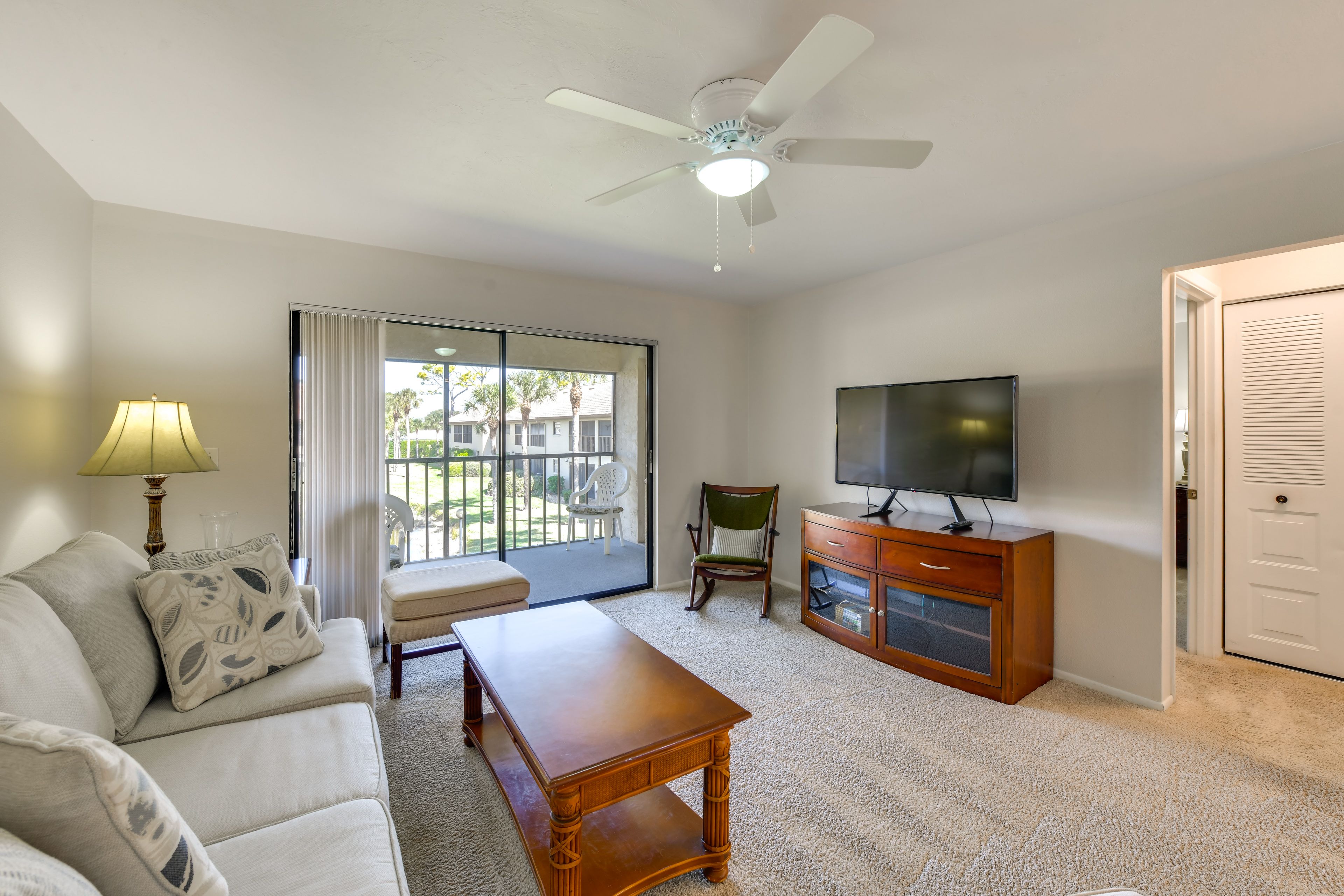 Living Room | Free WiFi | Central A/C | Smart TV