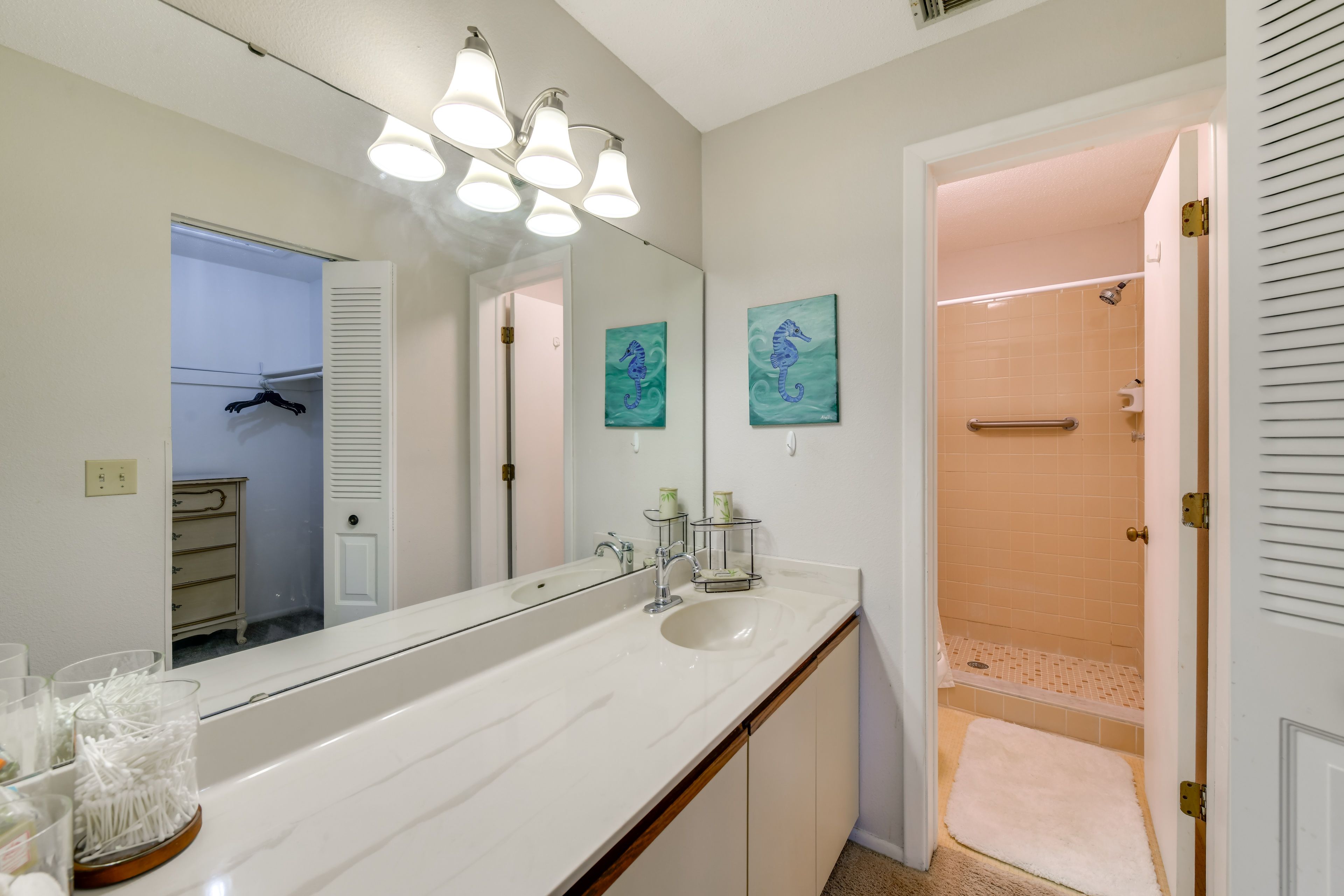 En-Suite Bathroom | Towels Provided | Walk-In Closet