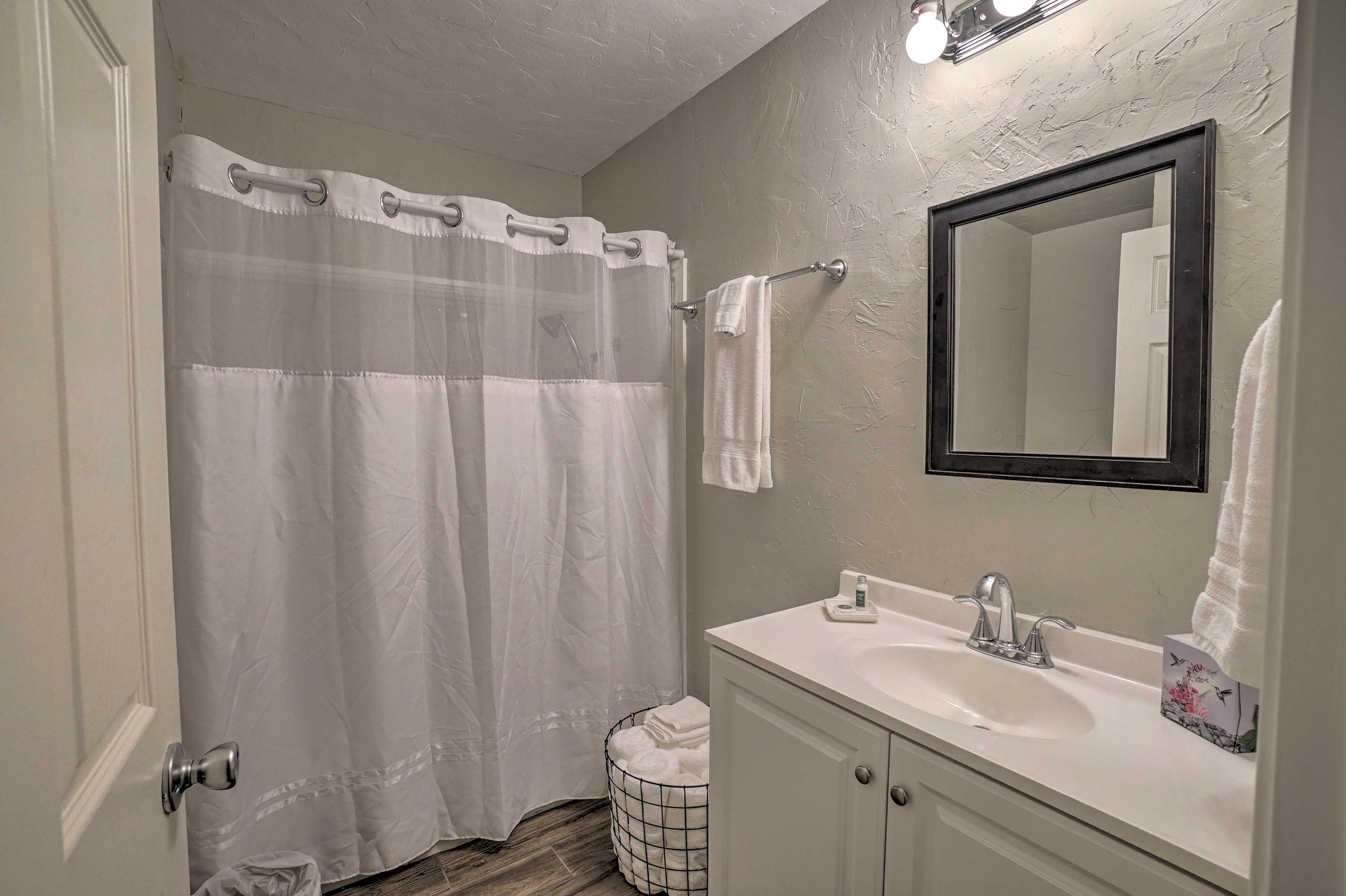 En-Suite Bathroom | Towels Provided | Washer/Dryer