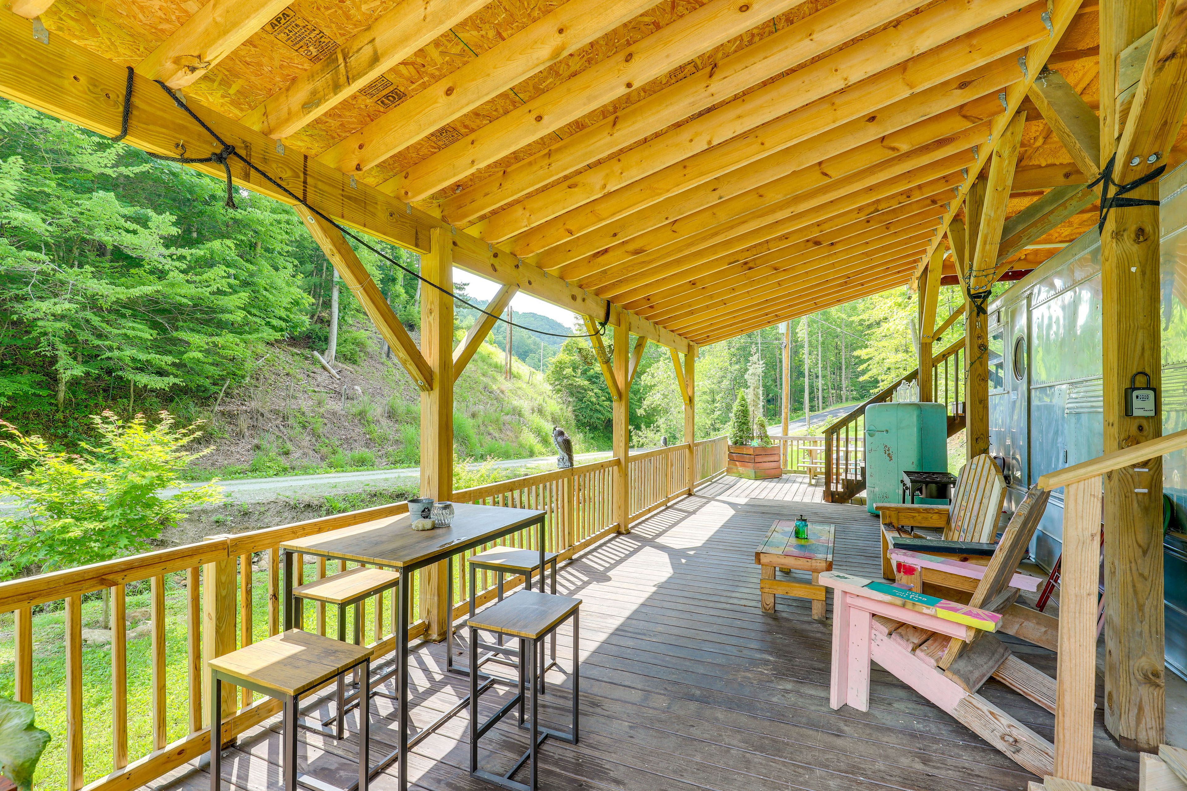 Covered Deck | Outdoor Dining | Restored Vintage Trailer