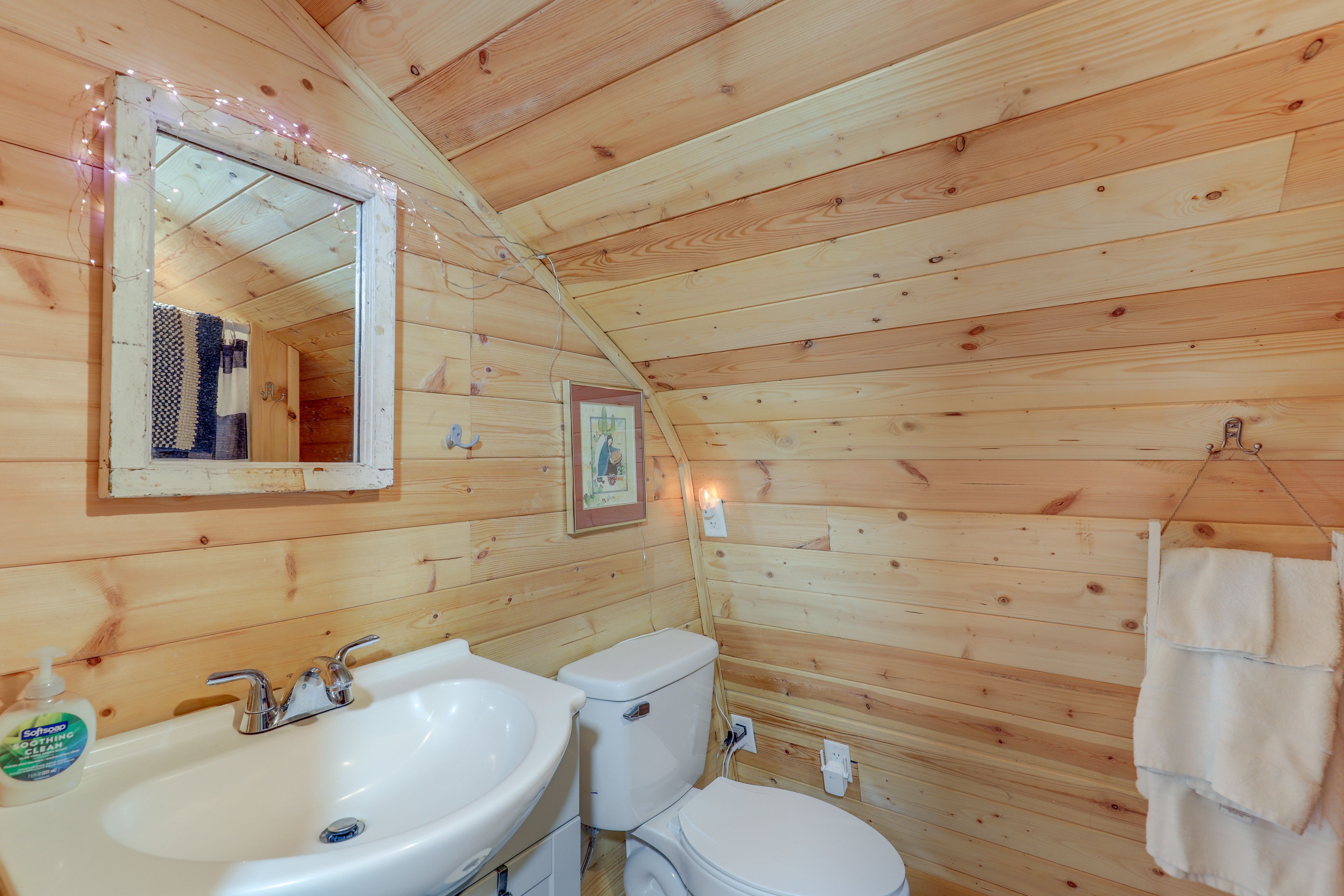 Custom Canopy Apartment | Full Bathroom