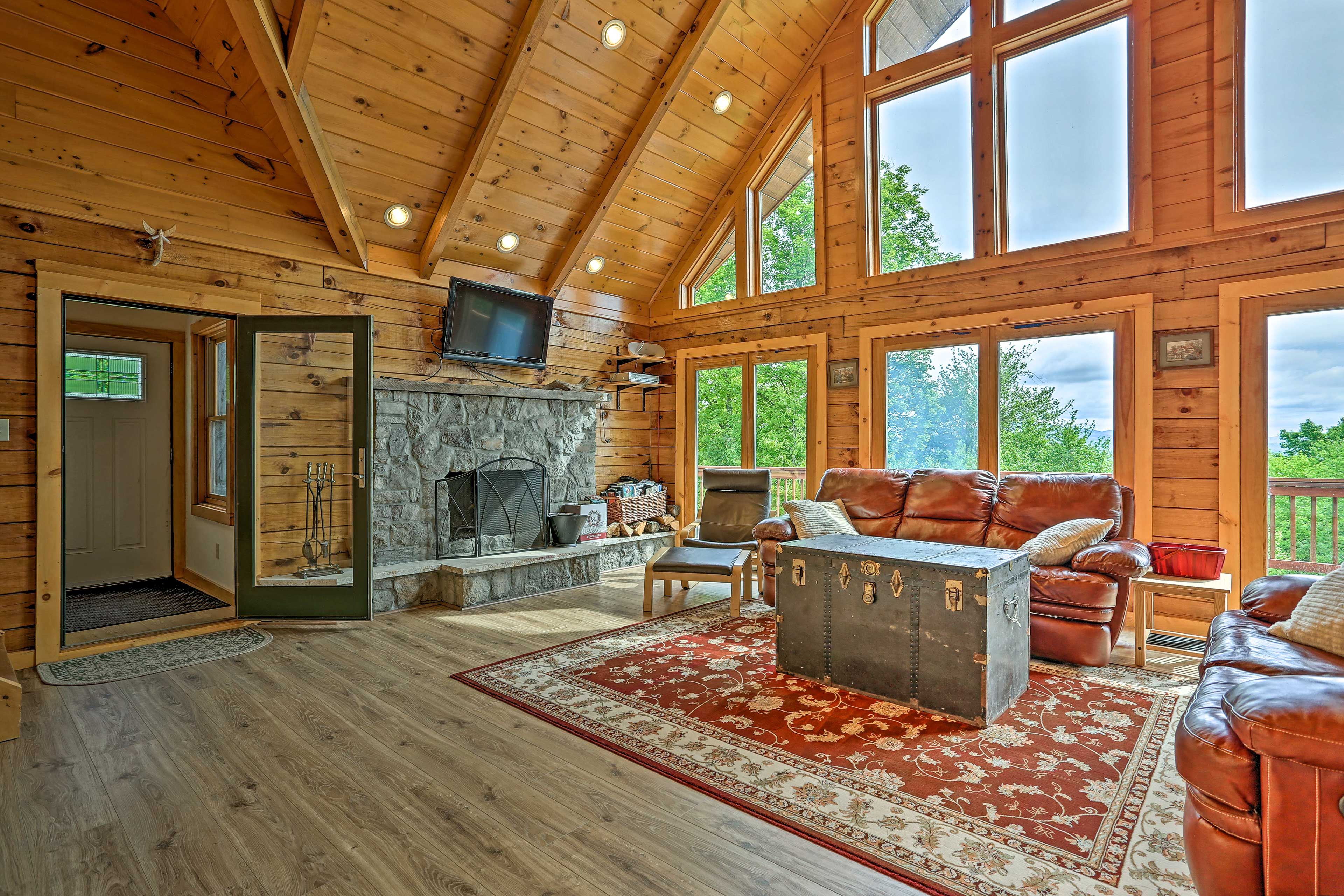 Living Room | Smart TV | Free WiFi | DVD Player