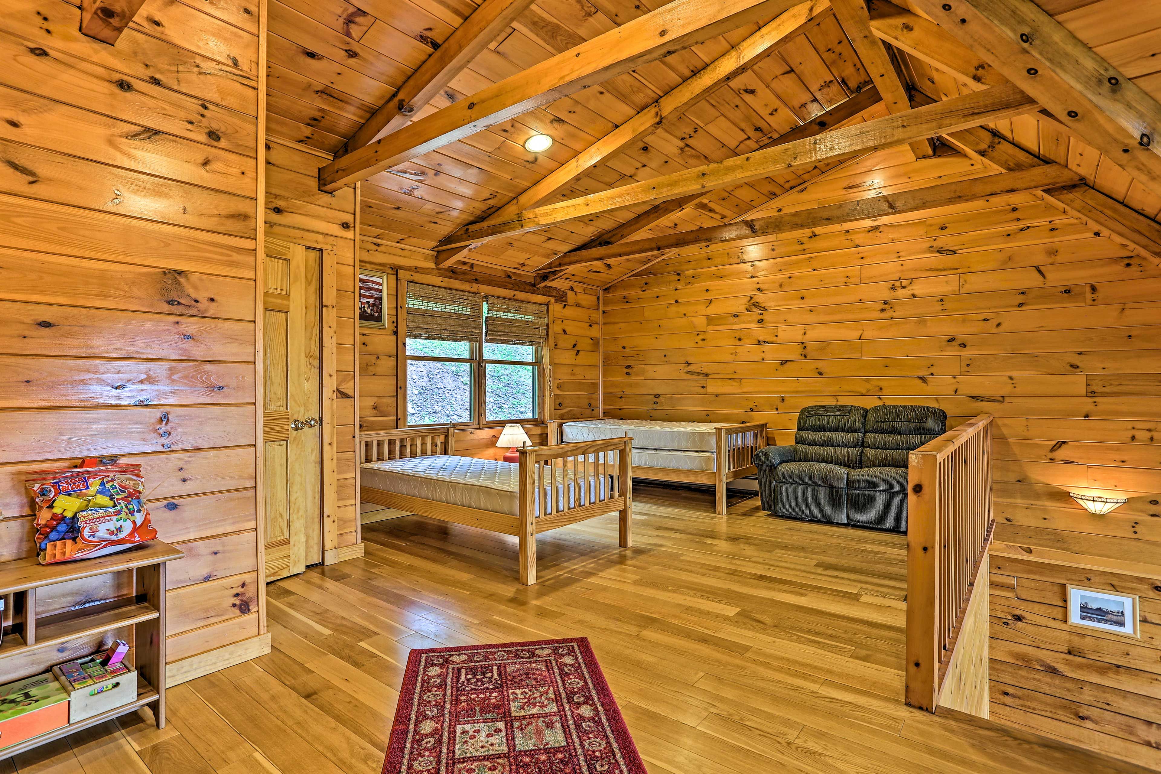Loft | 2 Twin Beds | Linens Provided