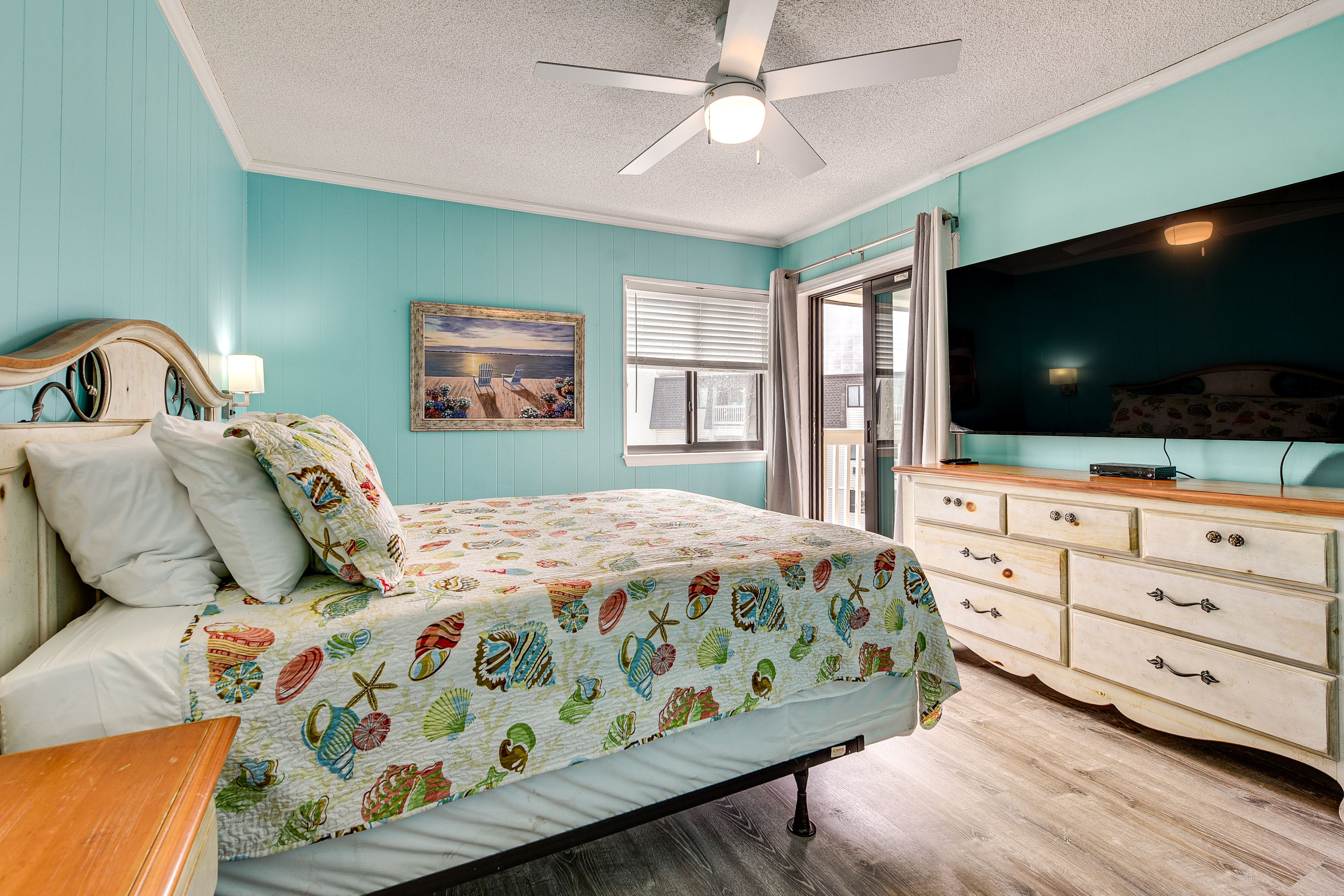 Bedroom 1 | Queen Bed