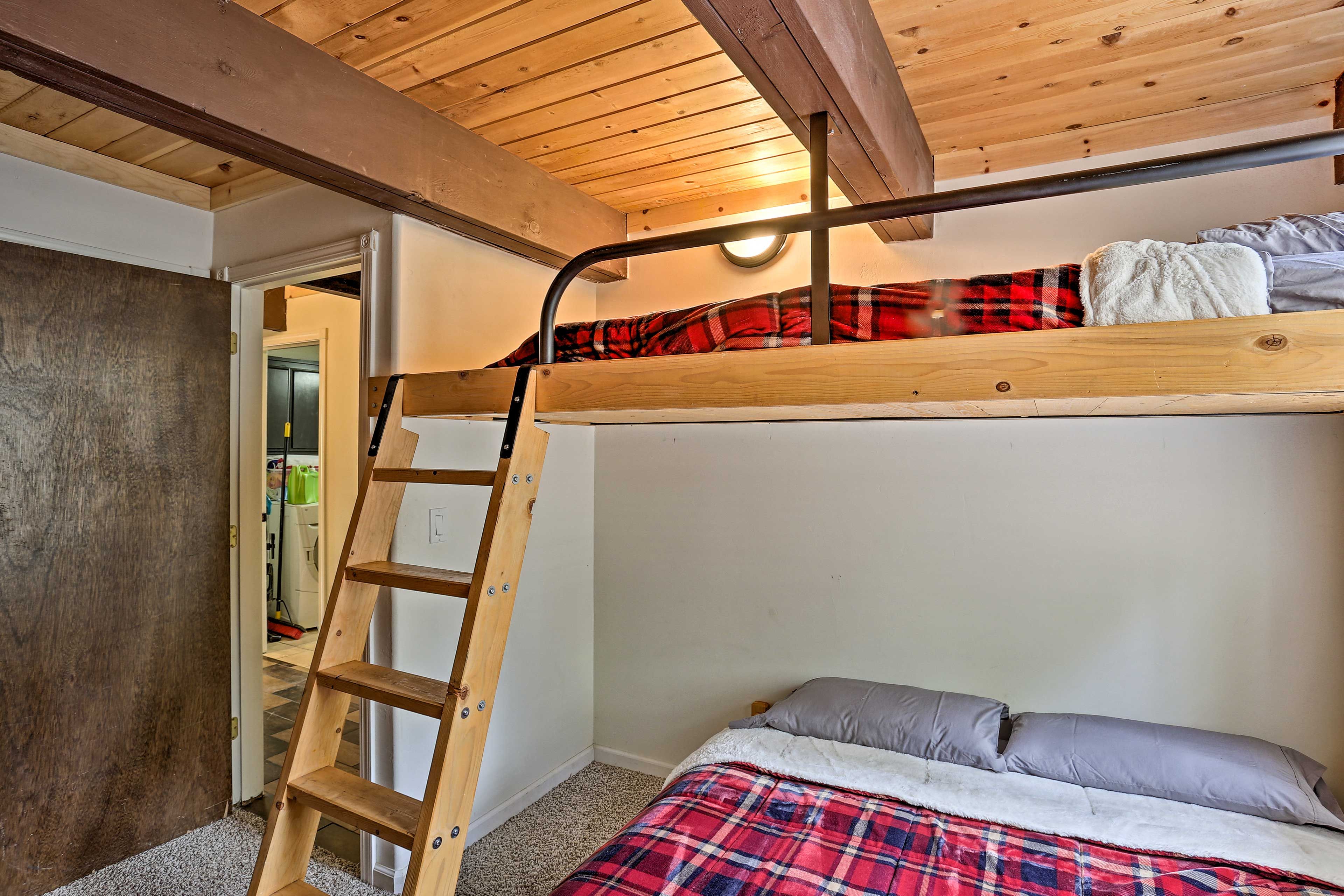 Bedroom 3 | Twin/Queen Bed
