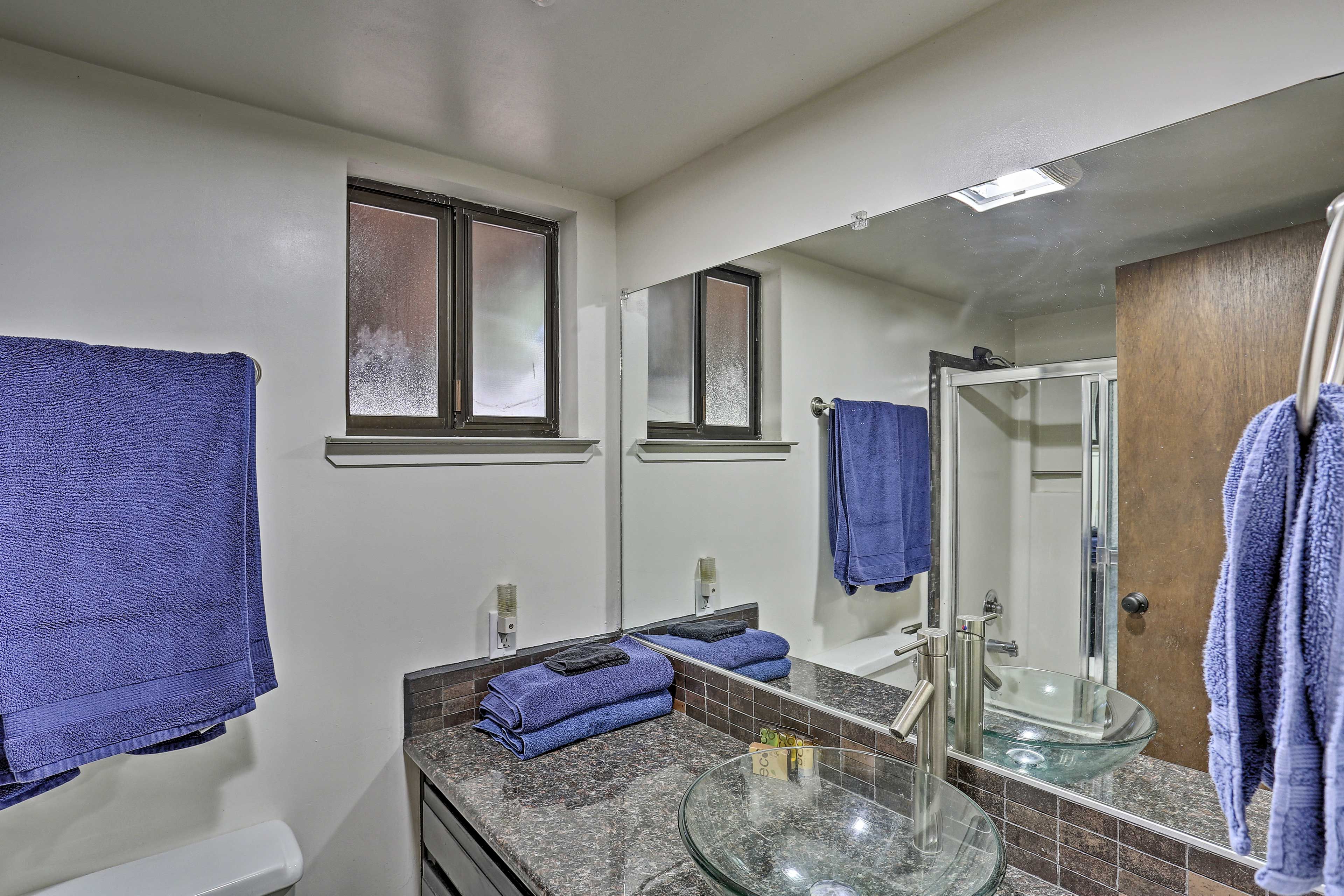 Full Bathroom | Complimentary Toiletries