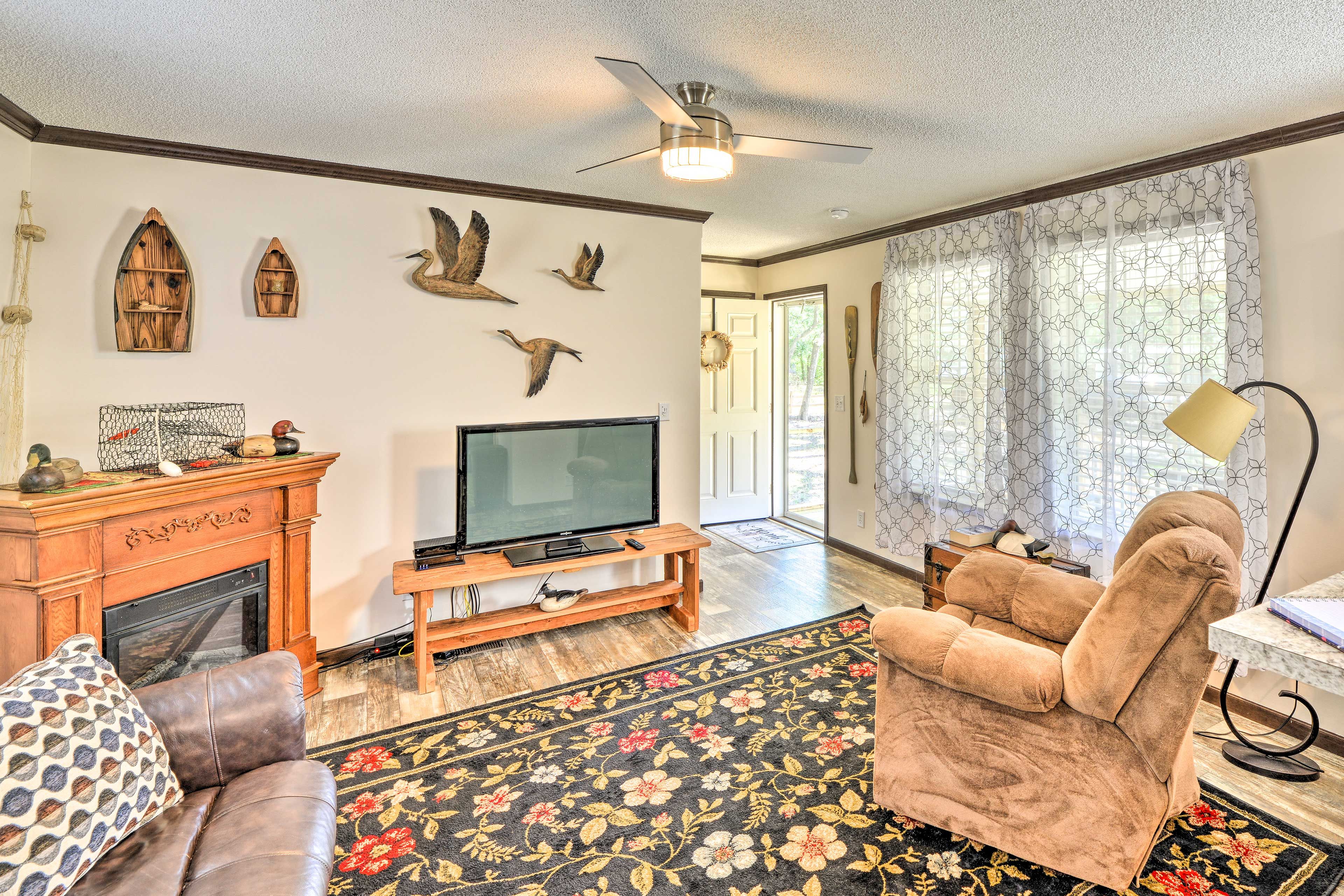 Living Room | Central A/C & Heating | Free WiFi