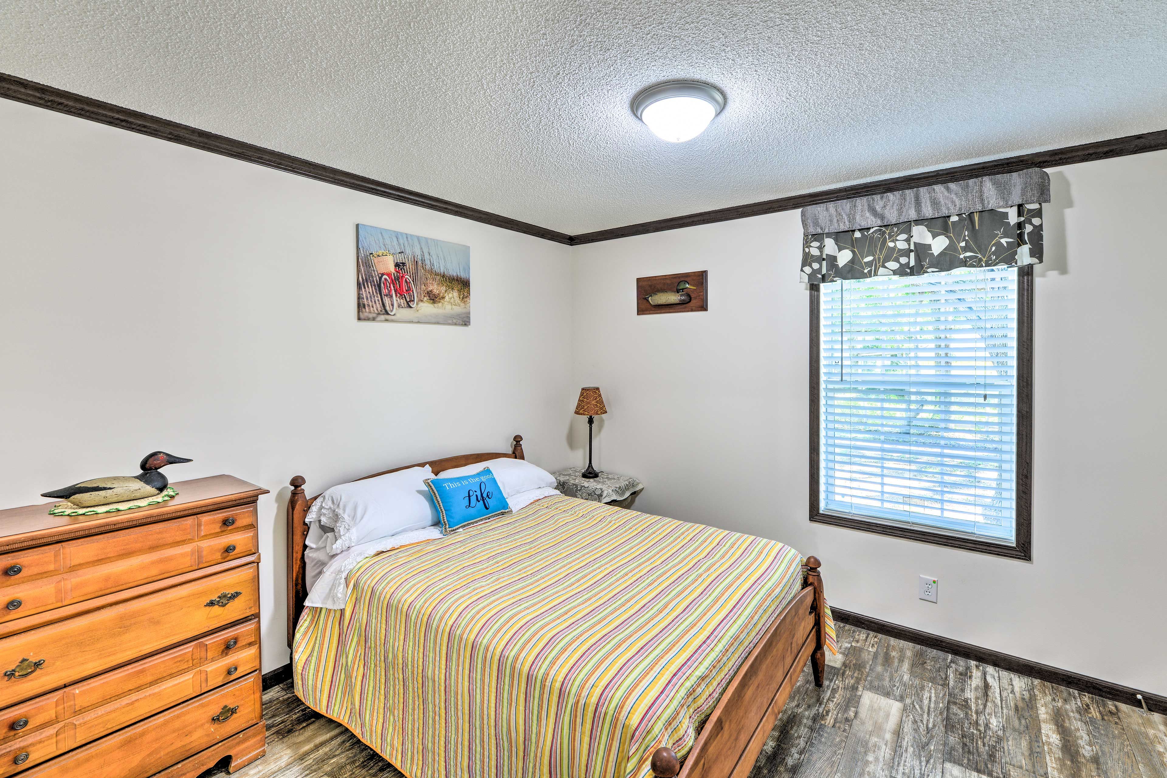 Bedroom 1 | Queen Bed