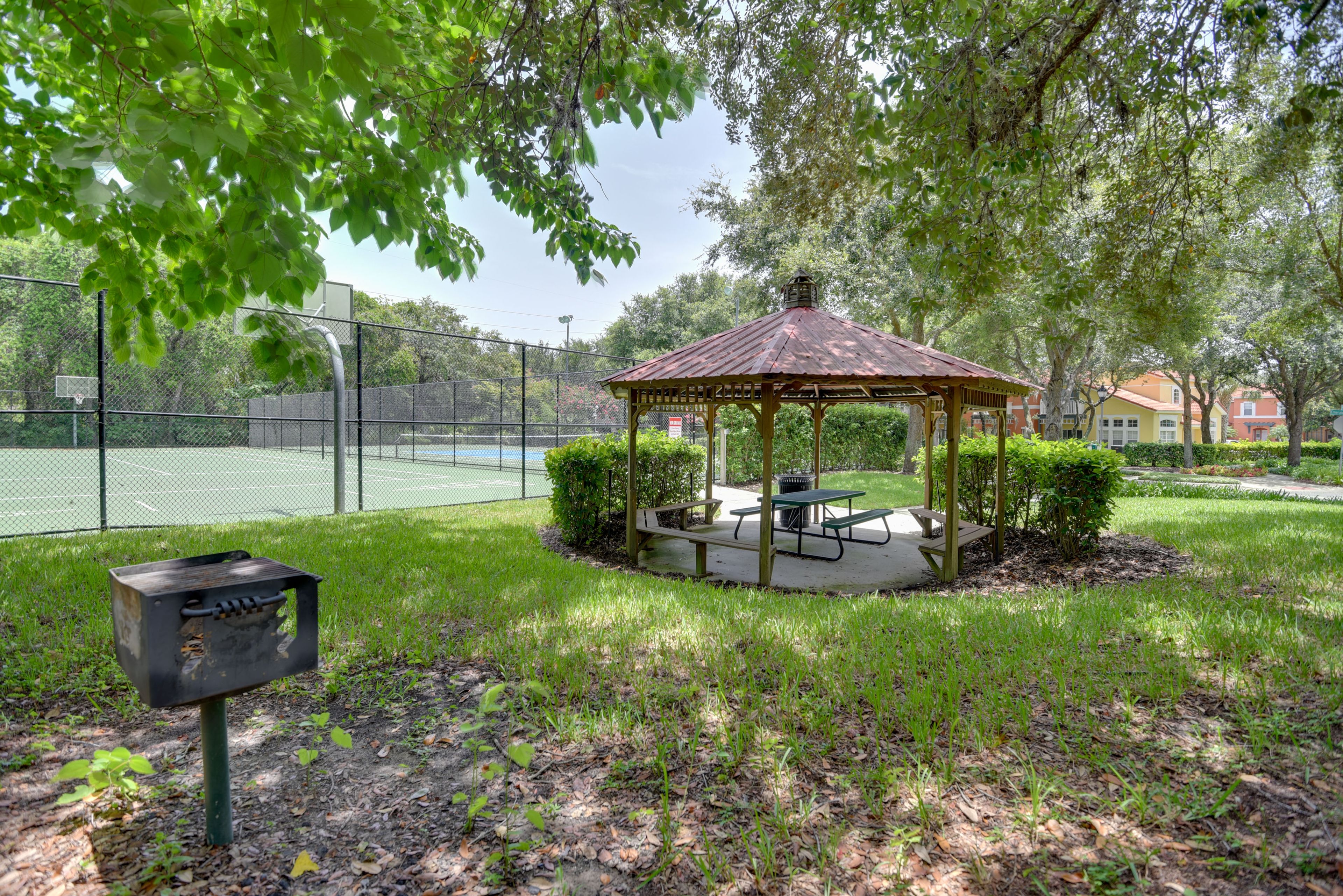 Community Amenities | Grilling & Picnic Area
