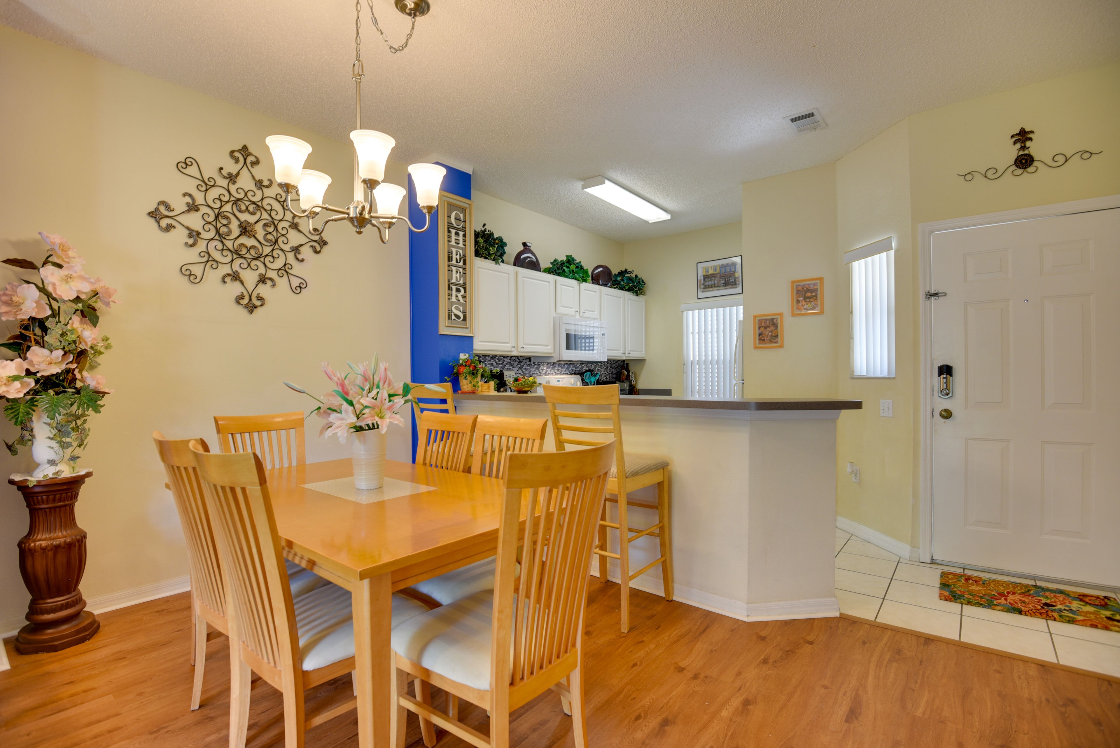 Dining Area | Dishes & Flatware Provided