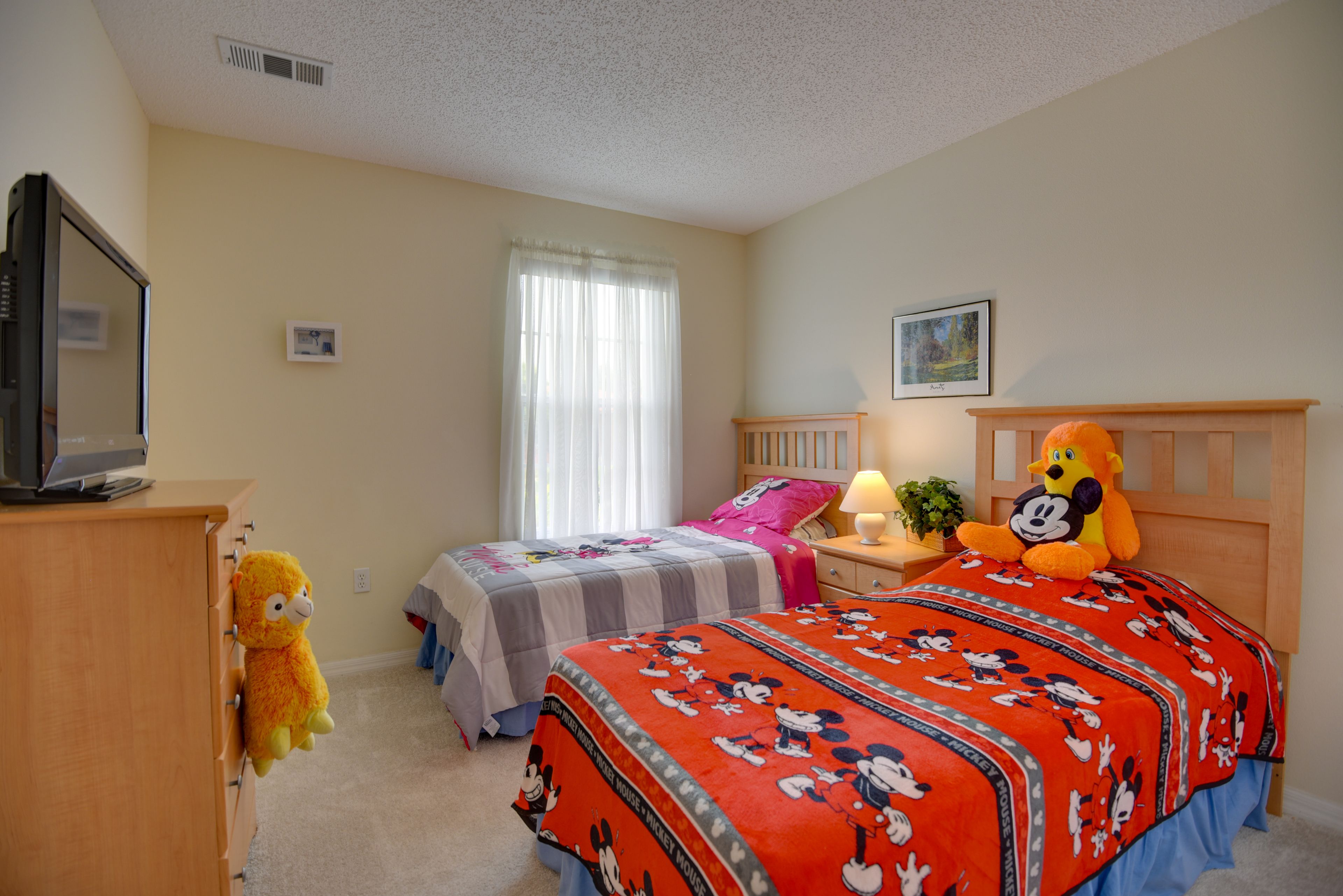 Bedroom 3 | 2 Twin Beds | Smart TV