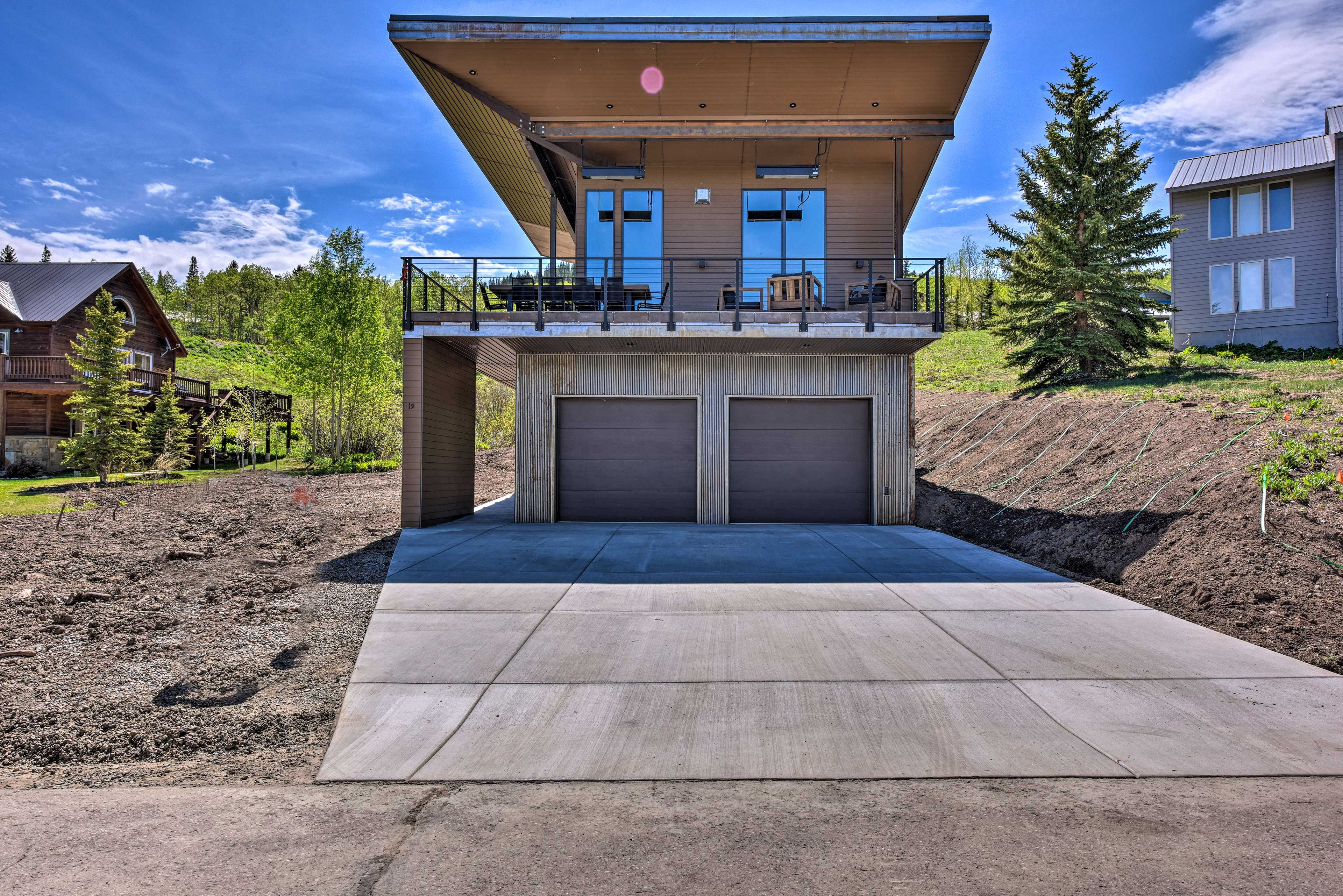 Parking | Driveway (2 Vehicles) | Garage (2 Vehicles)