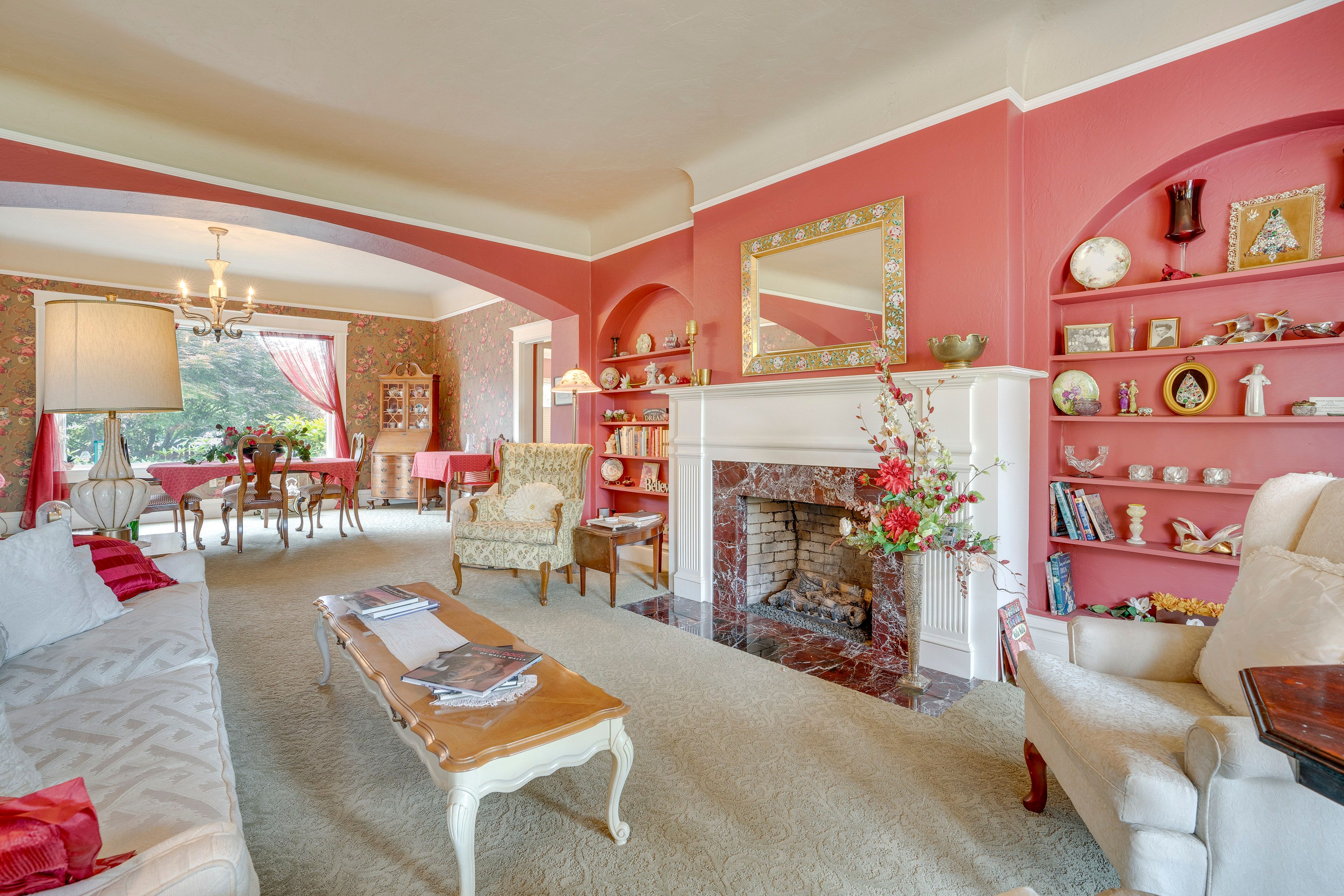 Living Room | Central A/C & Heating | Free WiFi
