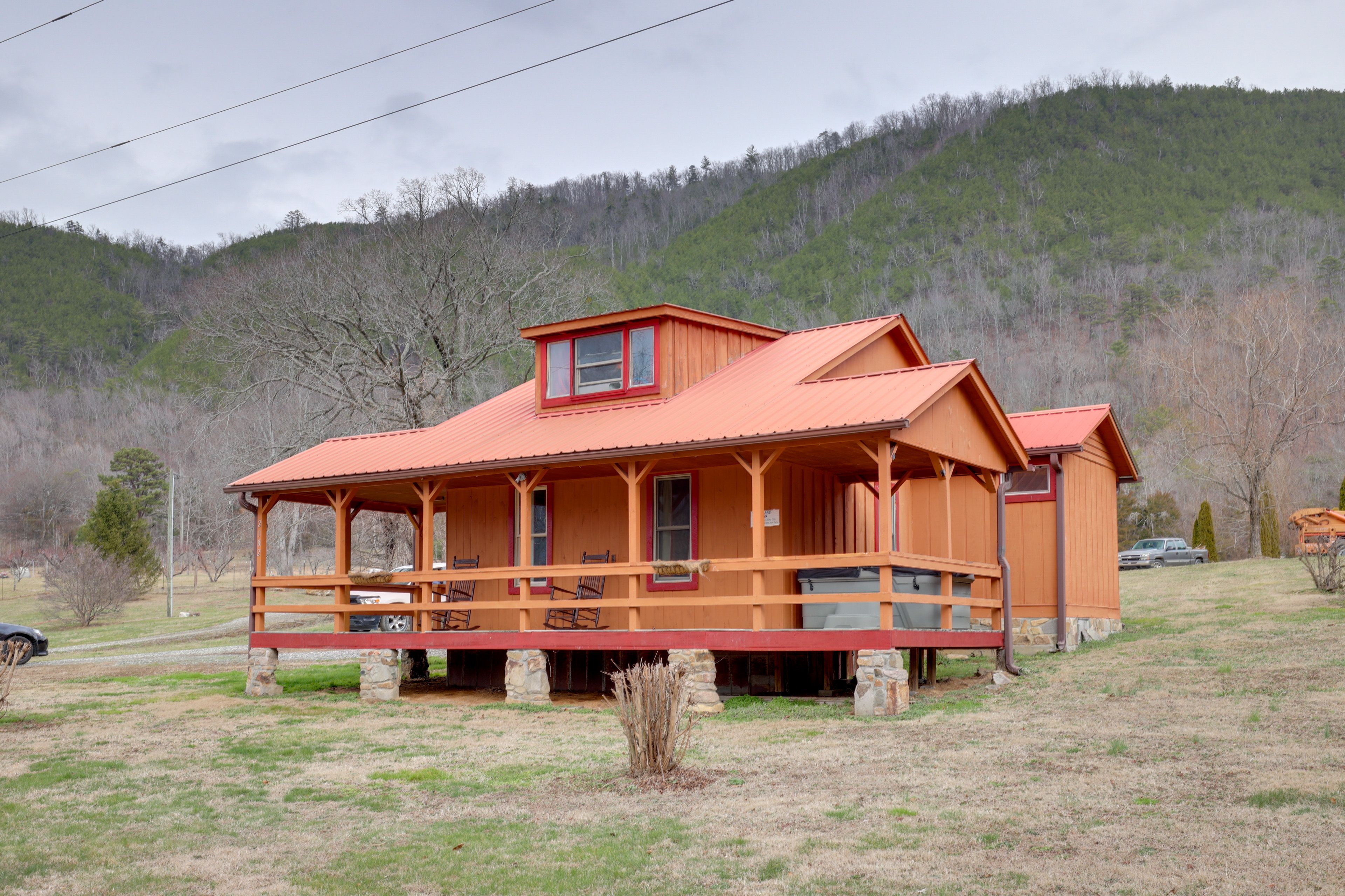 Hot Springs Vacation Rental | Studio | 1BA | 1,000 Sq Ft | Stairs Required