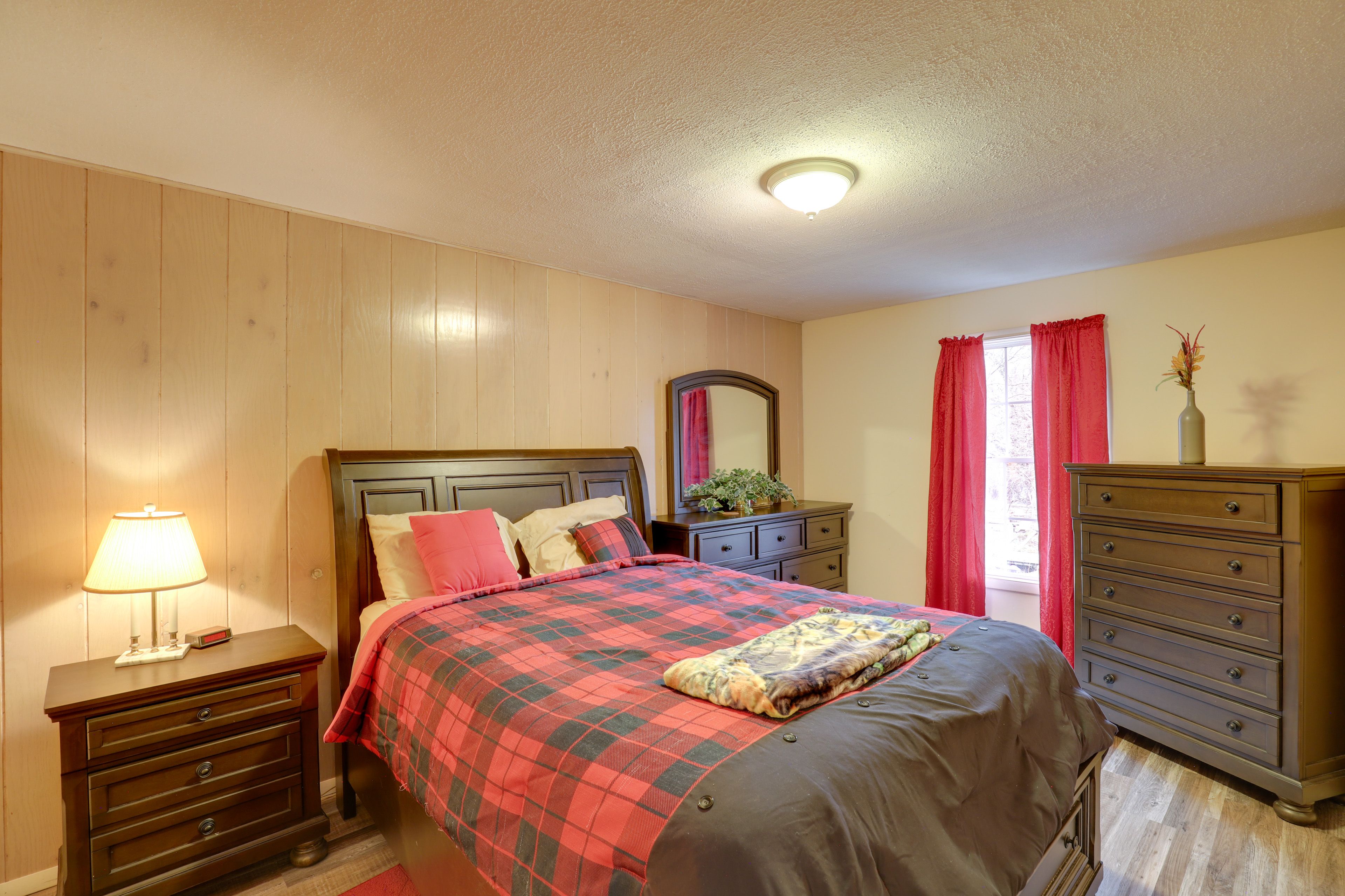 Bedroom 1 | Queen Bed