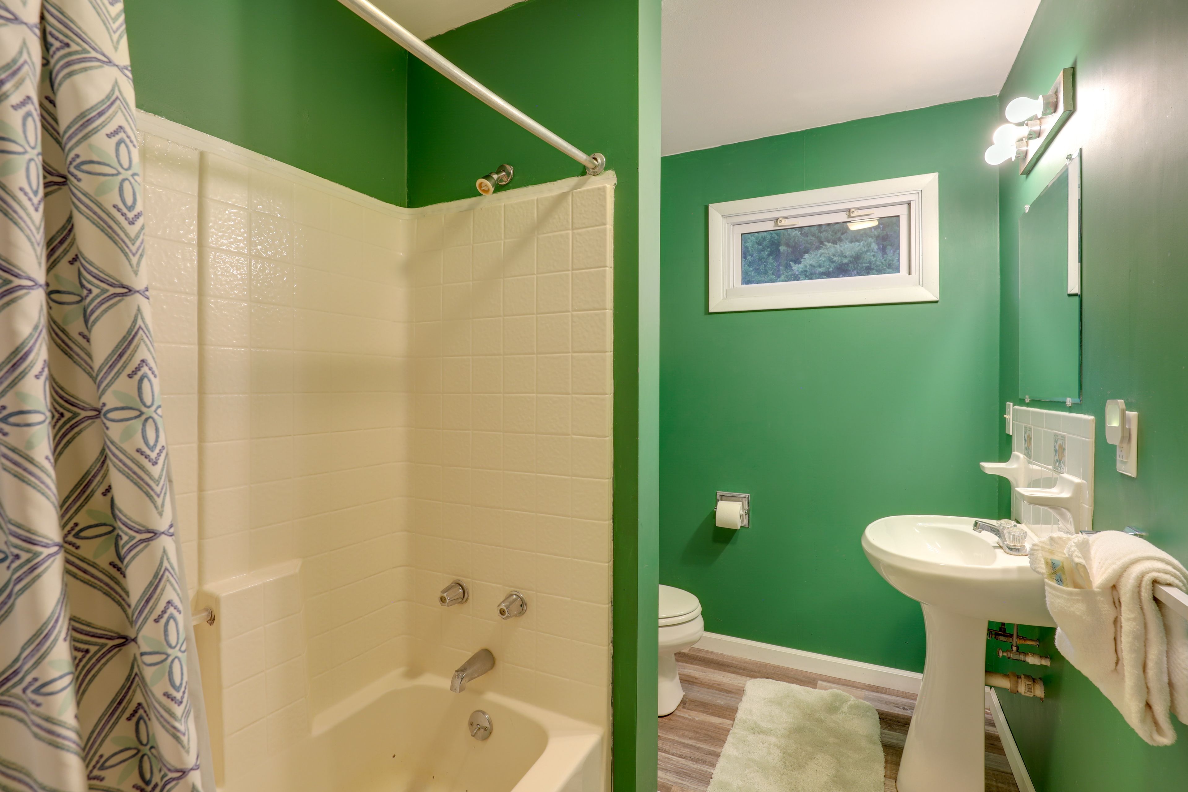 Full Bathroom | Towels Provided