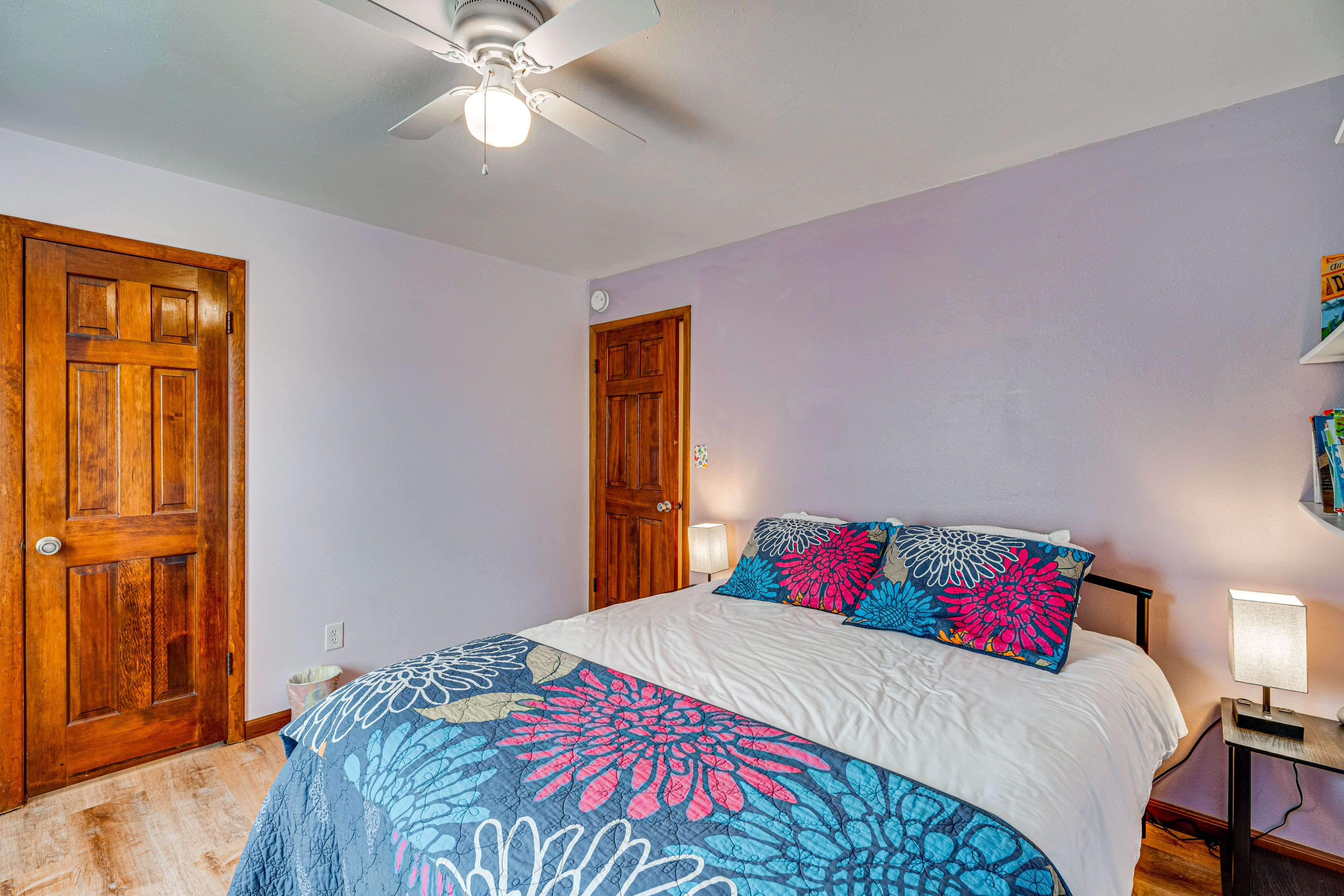 Bedroom 3 | Queen Bed | Books
