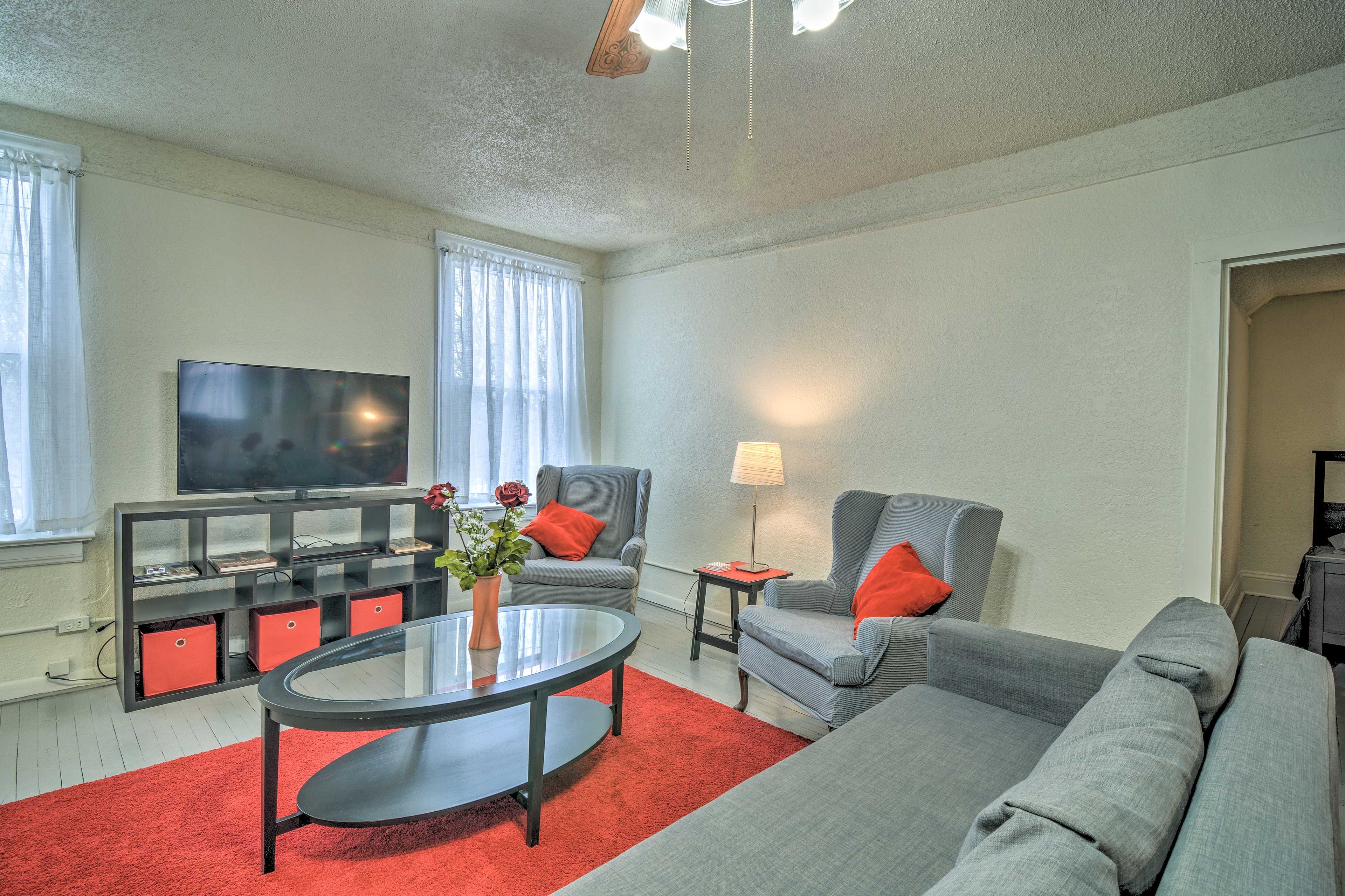 Living Room | Flat-Screen TV | Free WiFi